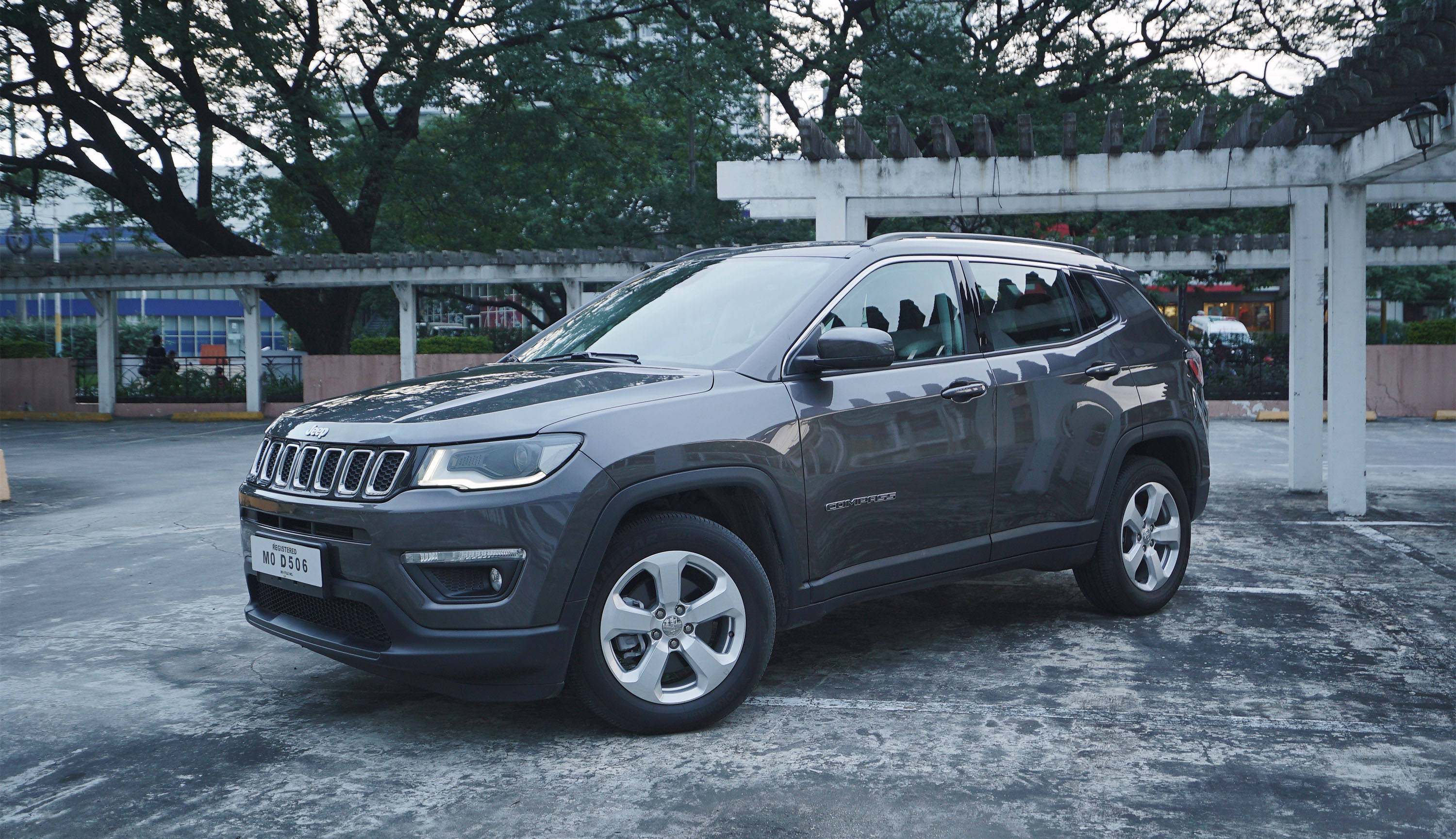 Jeep Compass, gray concrete floor, tree-lined canopy, 2K Desktop Wallpaper