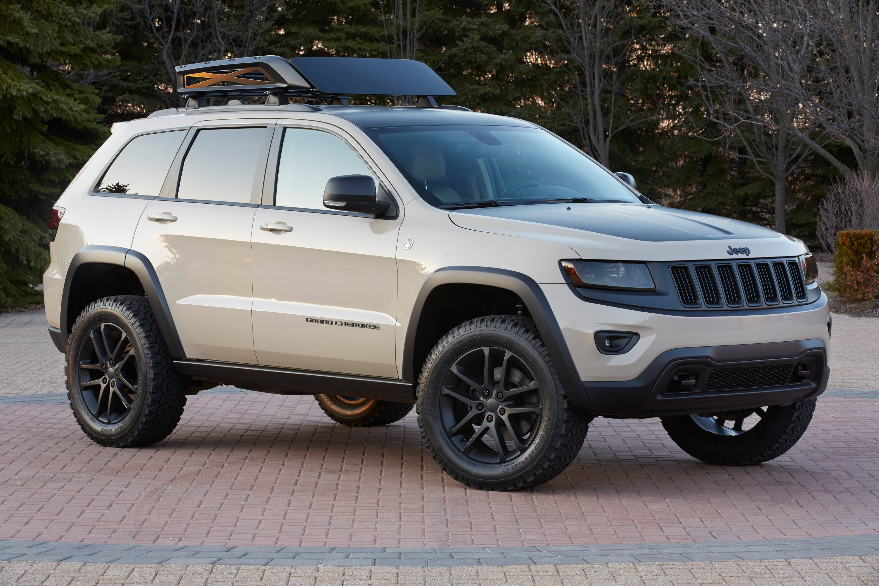 2015 Trailhawk, beige Jeep Grand Cherokee, black accents, 2K Desktop Wallpaper