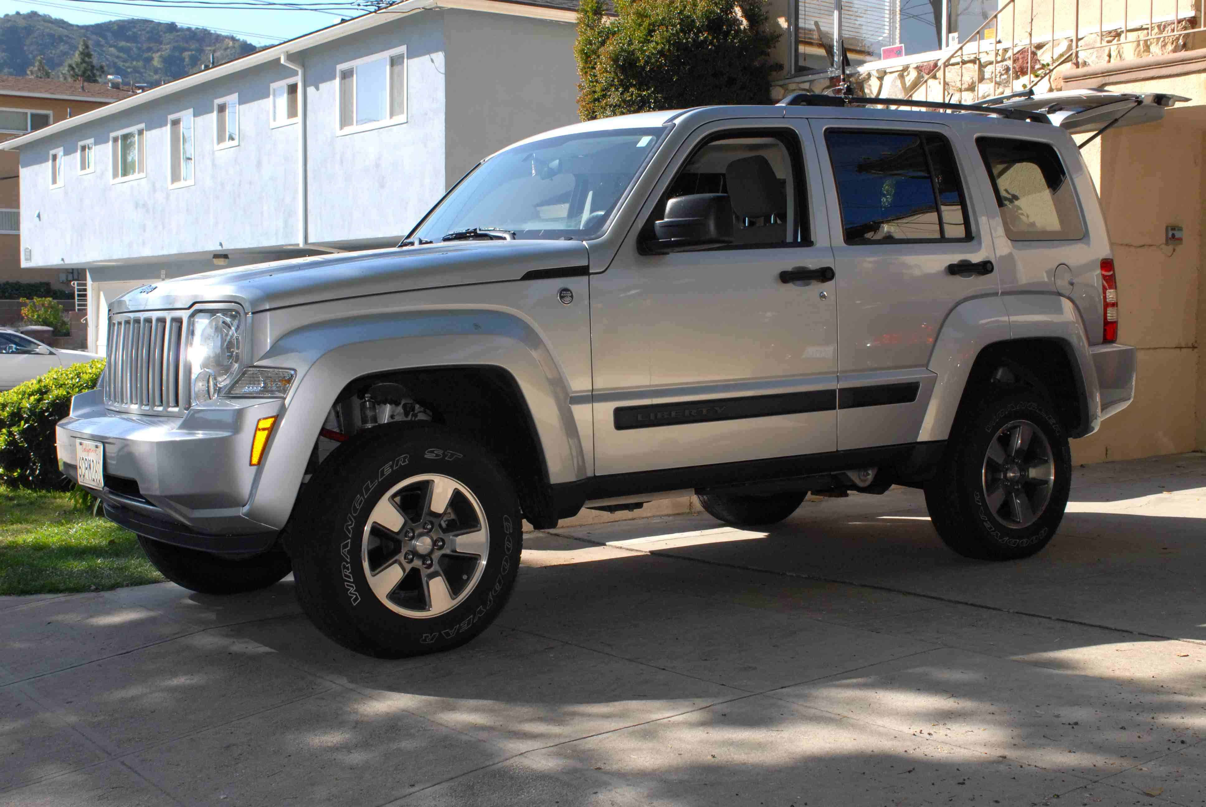Jeep Liberty, silver, blue house, 4K Desktop Wallpaper