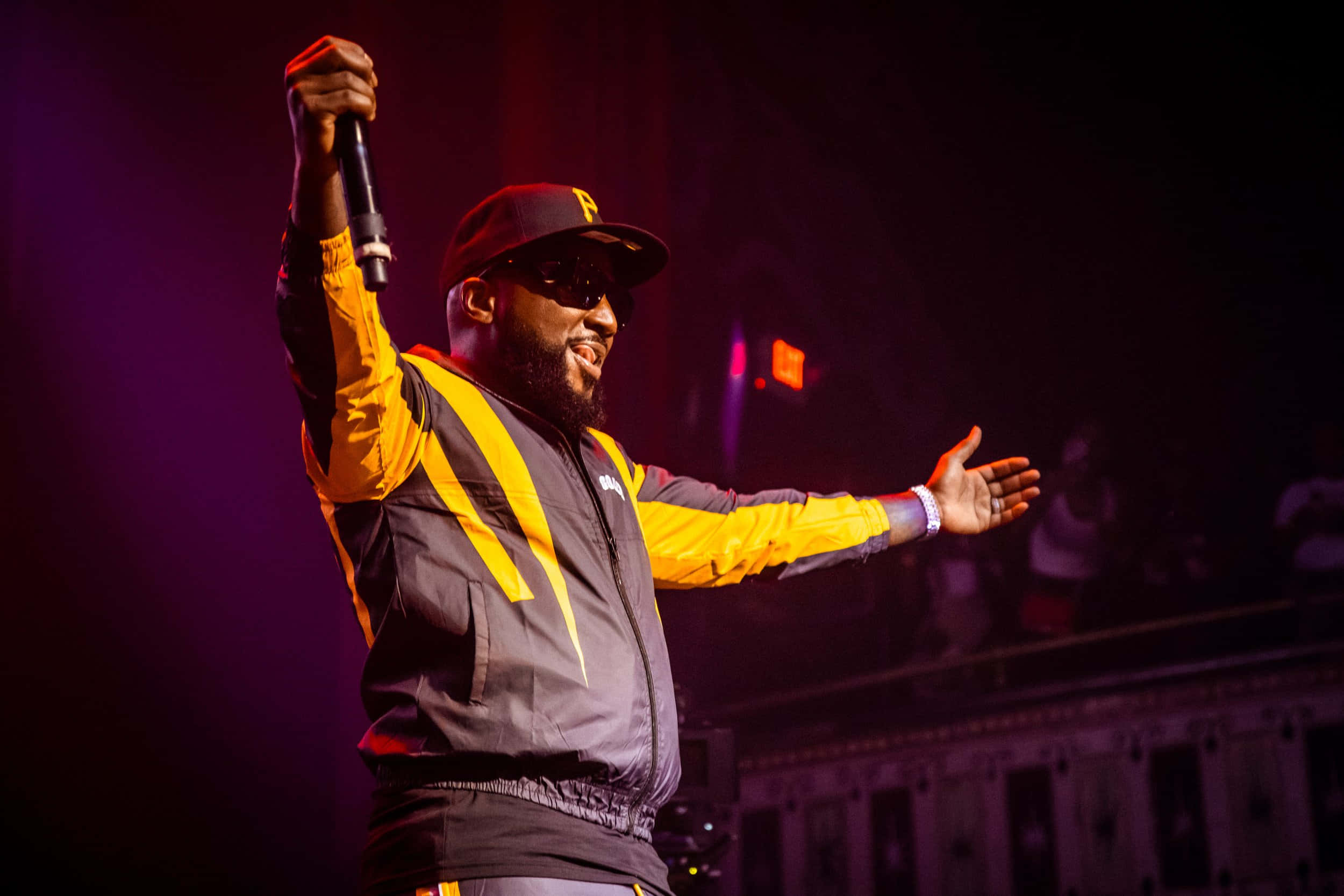 Jeezy, yellow and gray jacket, microphone, Full HD Desktop Wallpaper