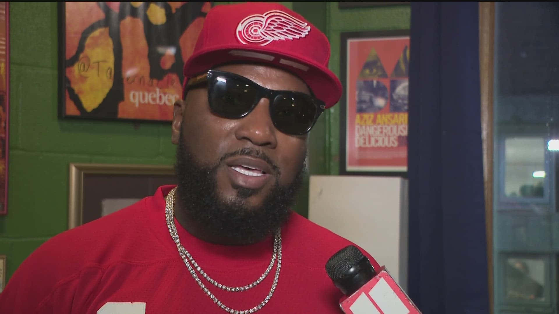 Jeezy, red Detroit cap, microphone, Full HD Desktop Wallpaper