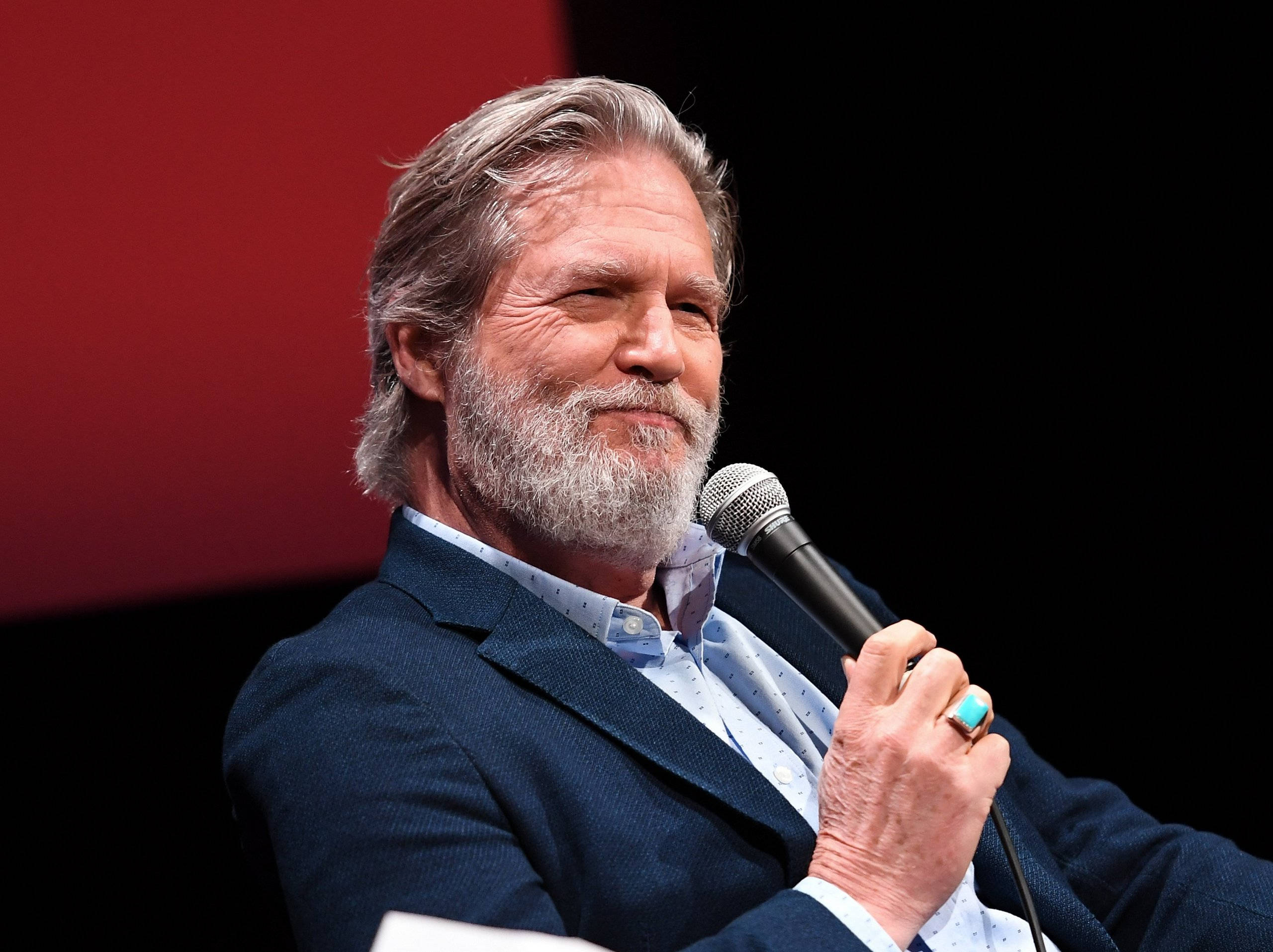 Jeff Bridges, microphone, red and black backdrop, 2K Desktop Wallpaper