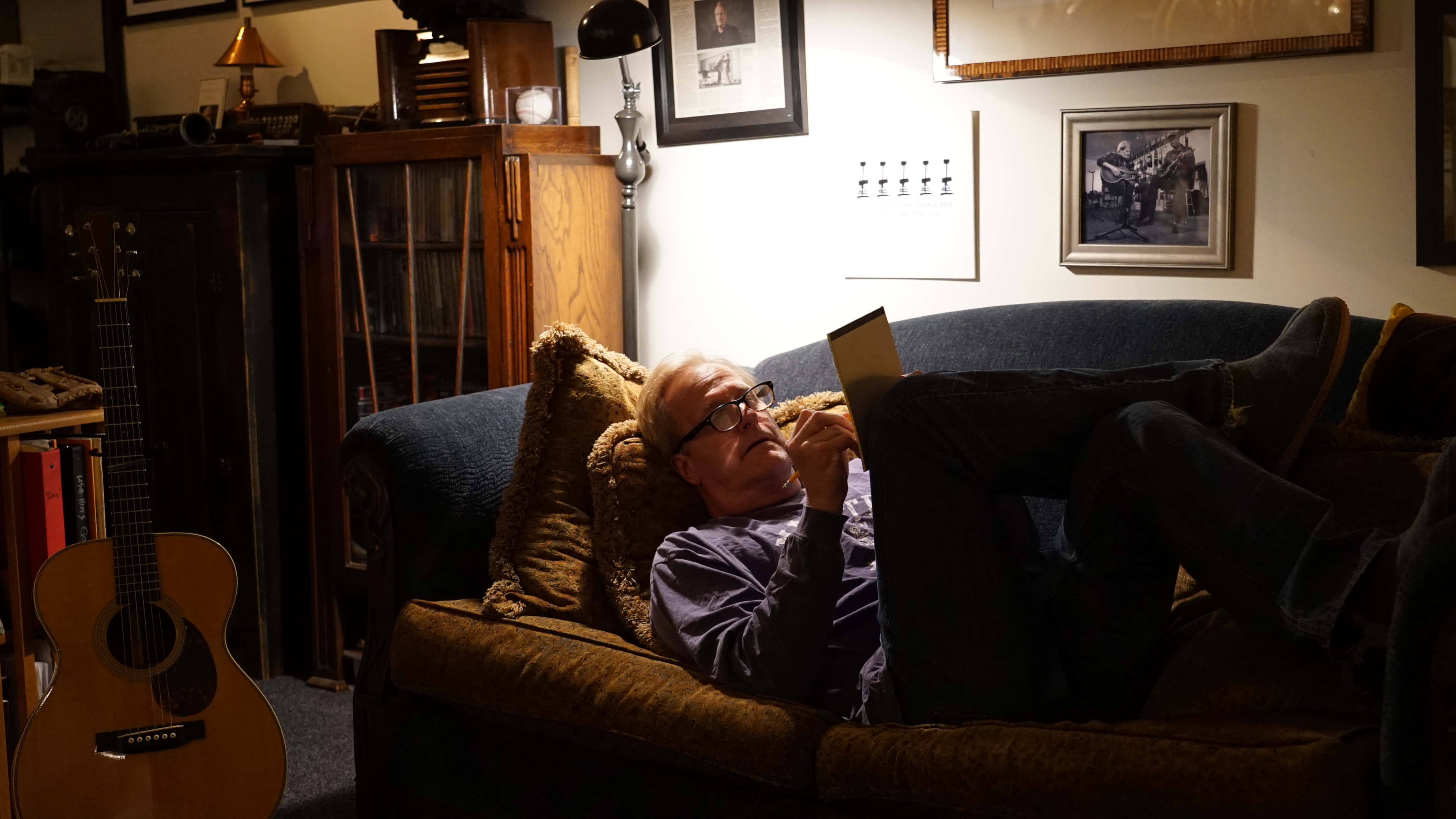 Jeff Daniels, elegant suit, warmly lit living room, 4K Desktop Wallpaper