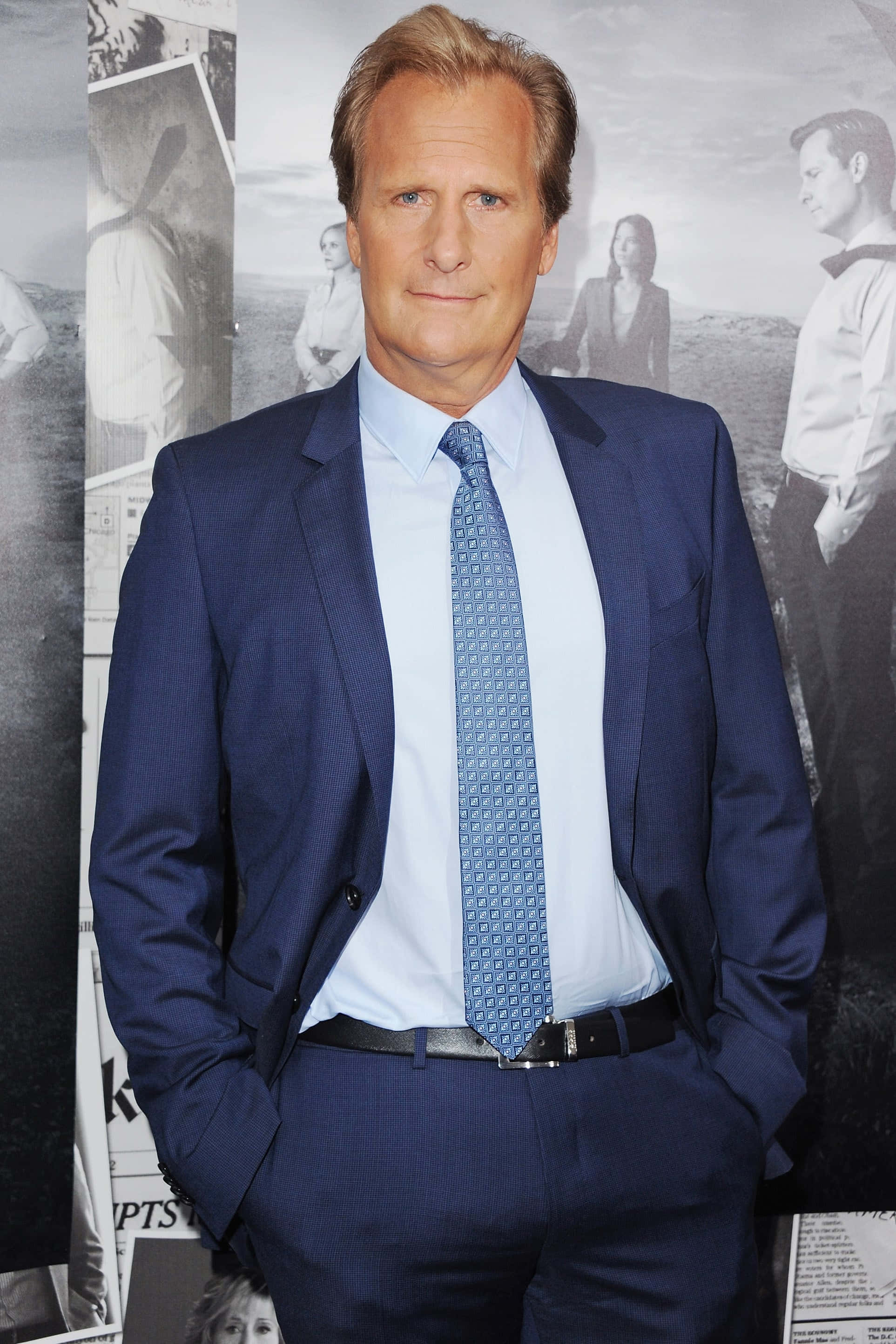 Jeff Daniels, blue suit, patterned tie, 2K Phone Wallpaper