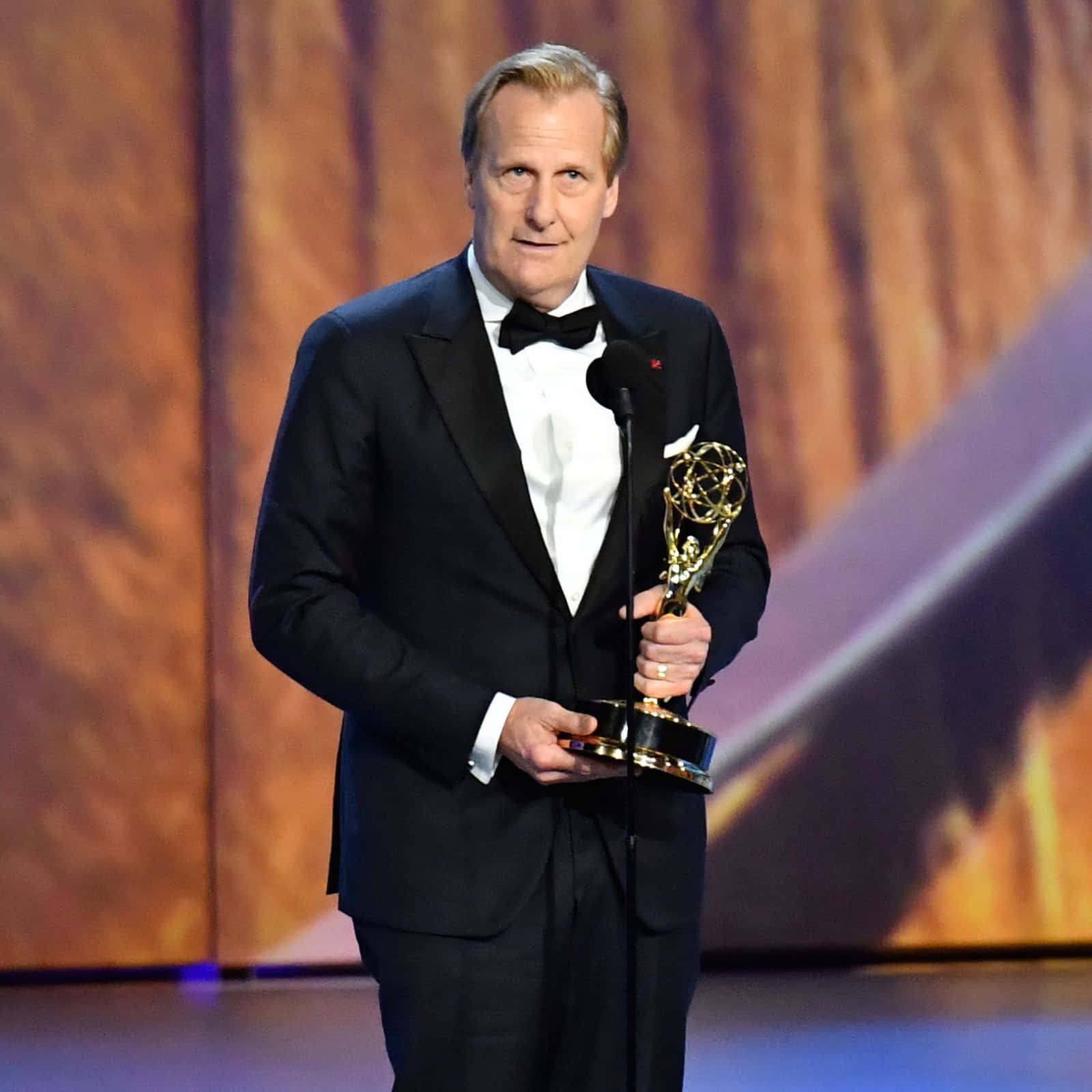 Jeff Daniels, tuxedo, golden Emmy award, HD Desktop Wallpaper