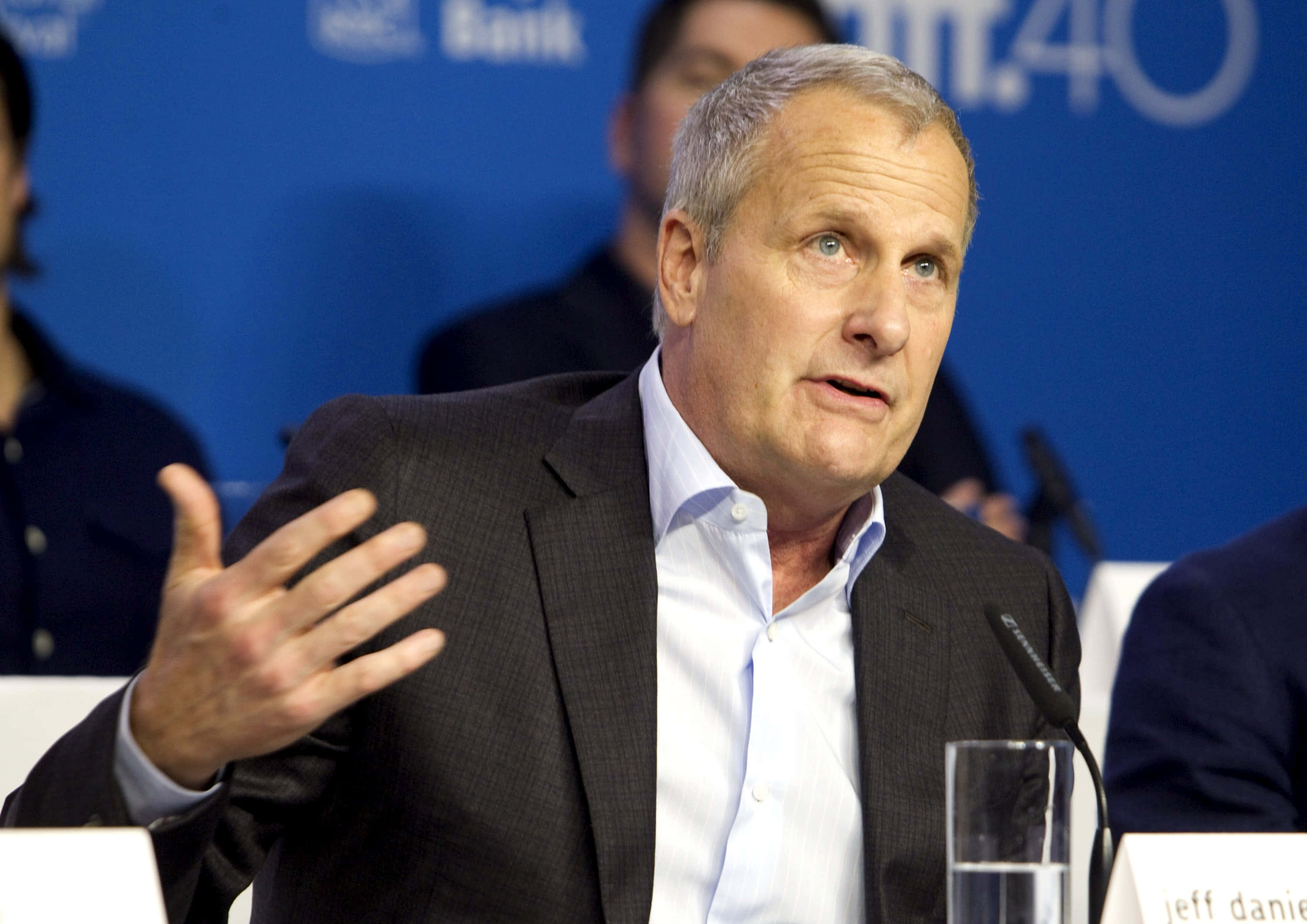 Jeff Daniels, dark suit, press conference, 2K Desktop Wallpaper