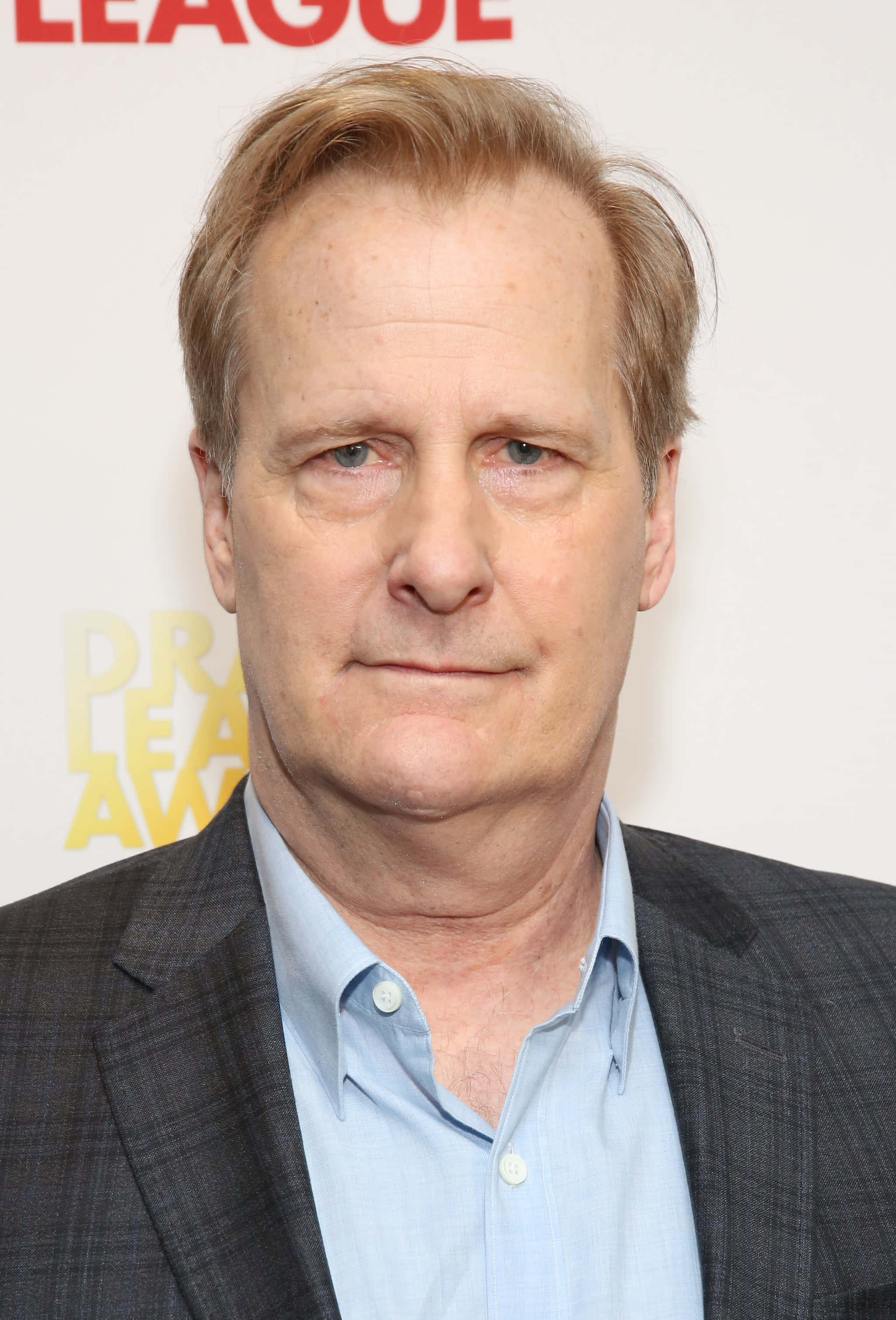 Jeff Daniels, redish hair, gray suit, 2K Phone Wallpaper