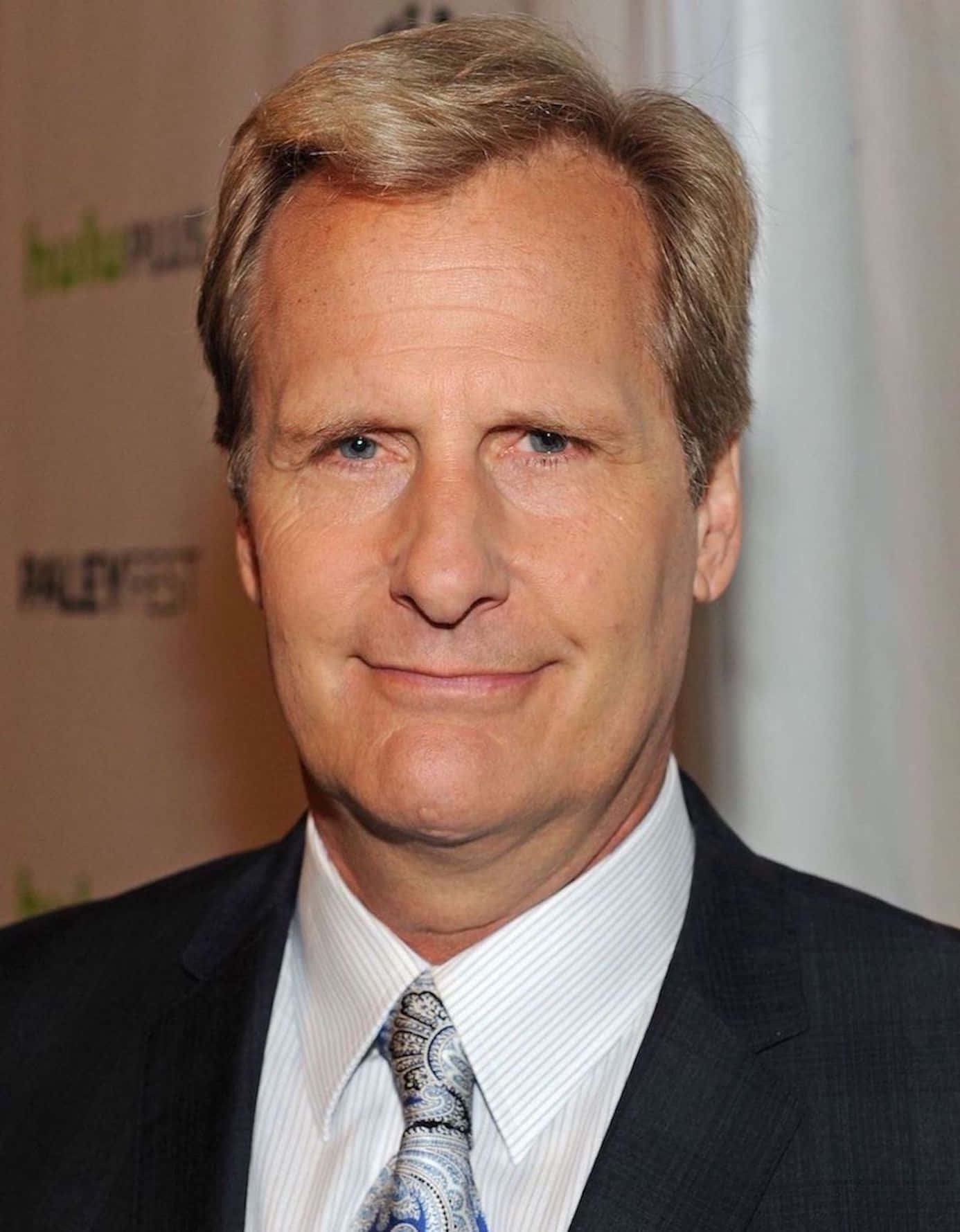 Jeff Daniels, dark suit, patterned tie, HD Phone Wallpaper