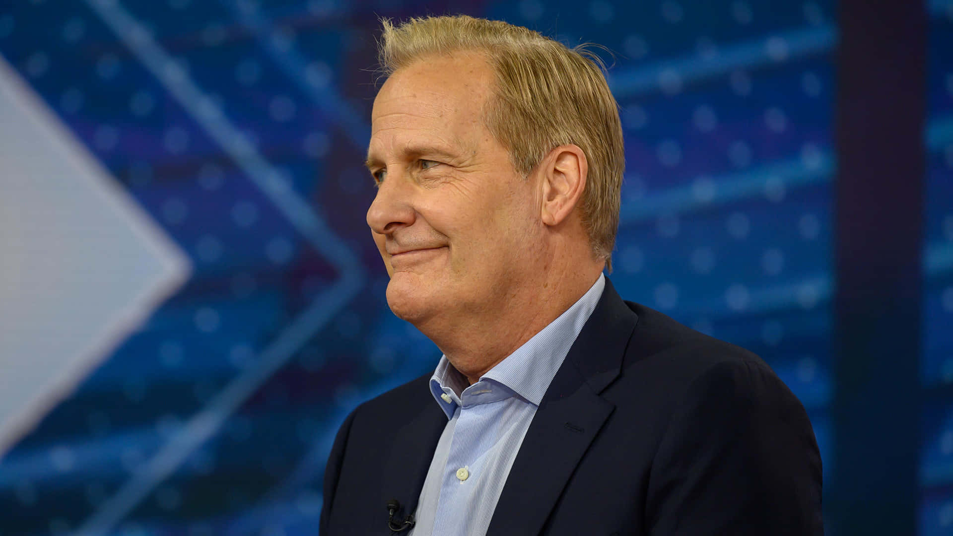 Jeff Daniels, dark suit, light blue shirt, Full HD Desktop Wallpaper