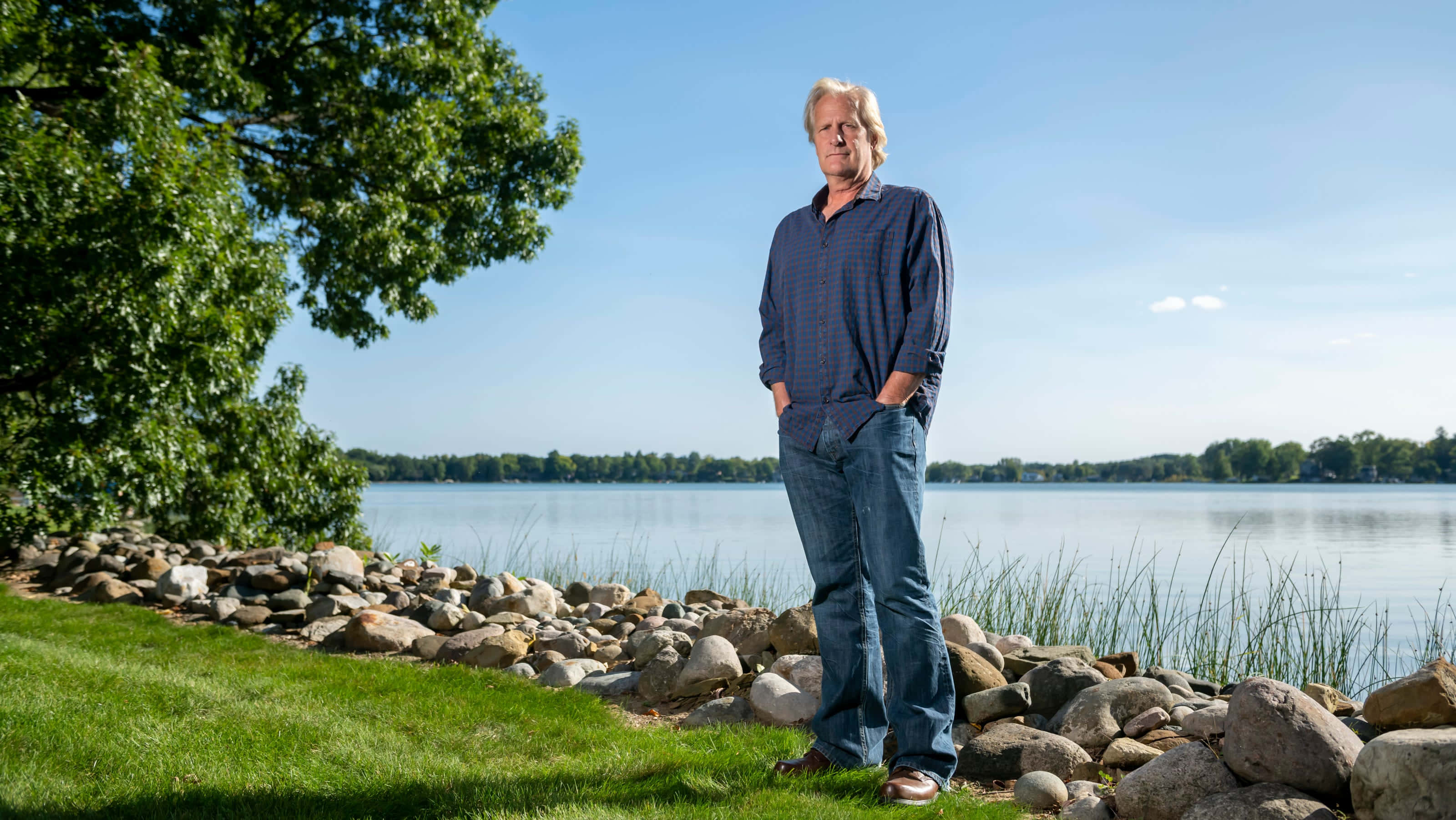 Jeff Daniels, lake, lush green trees, 2K Desktop Wallpaper