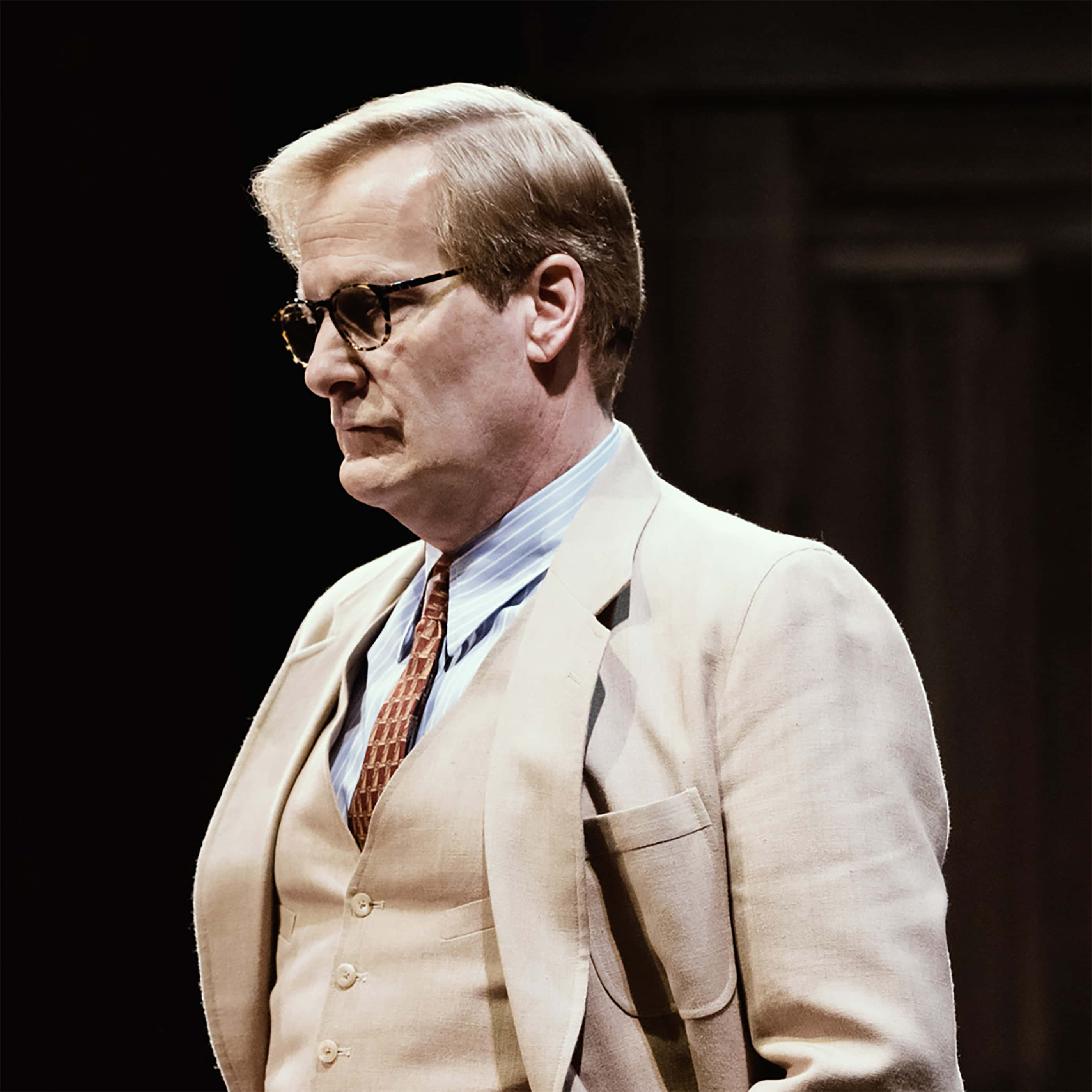 Jeff Daniels, beige suit, glasses, 2K Desktop Wallpaper
