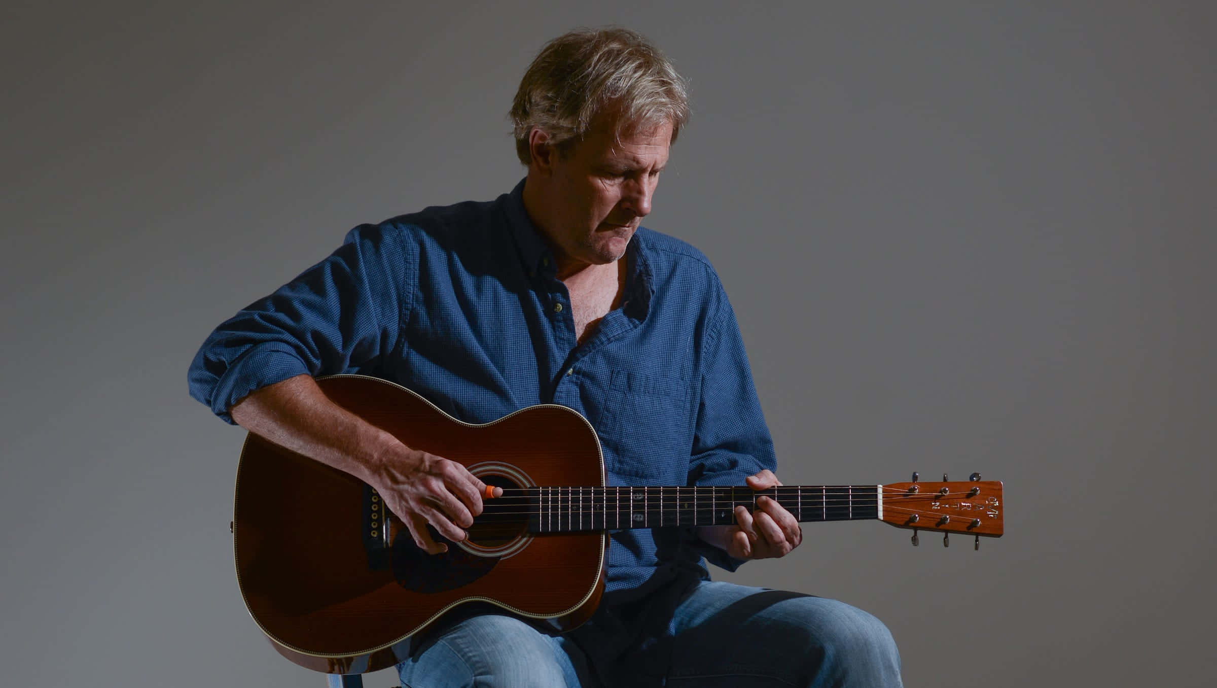 Jeff Daniels, acoustic guitar, blue shirt, Full HD Desktop Wallpaper