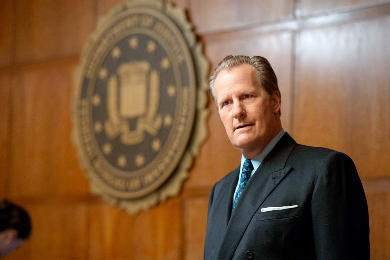 Jeff Daniels, dark suit, presidential seal, HD Desktop Wallpaper