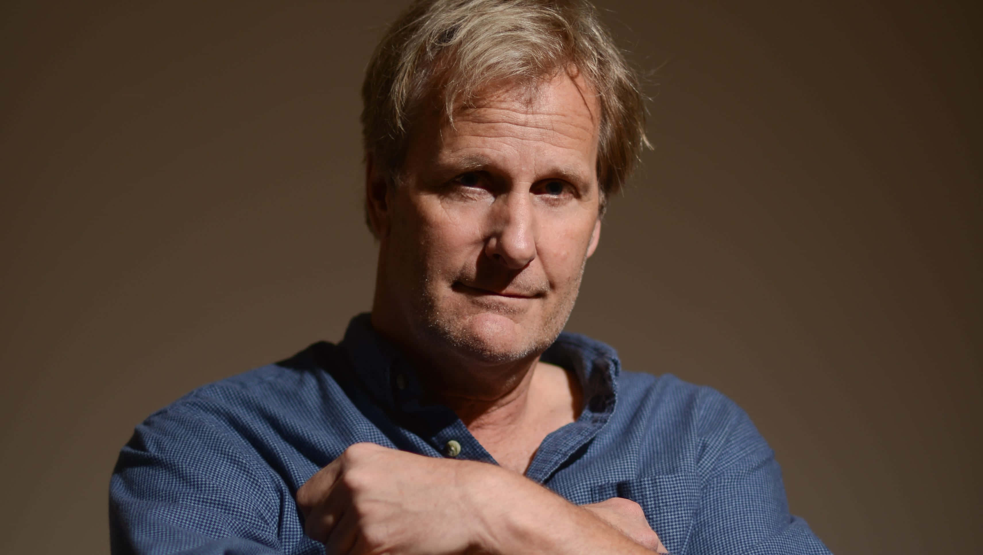 Jeff Daniels, blond hair, blue shirt, 2K Desktop Wallpaper