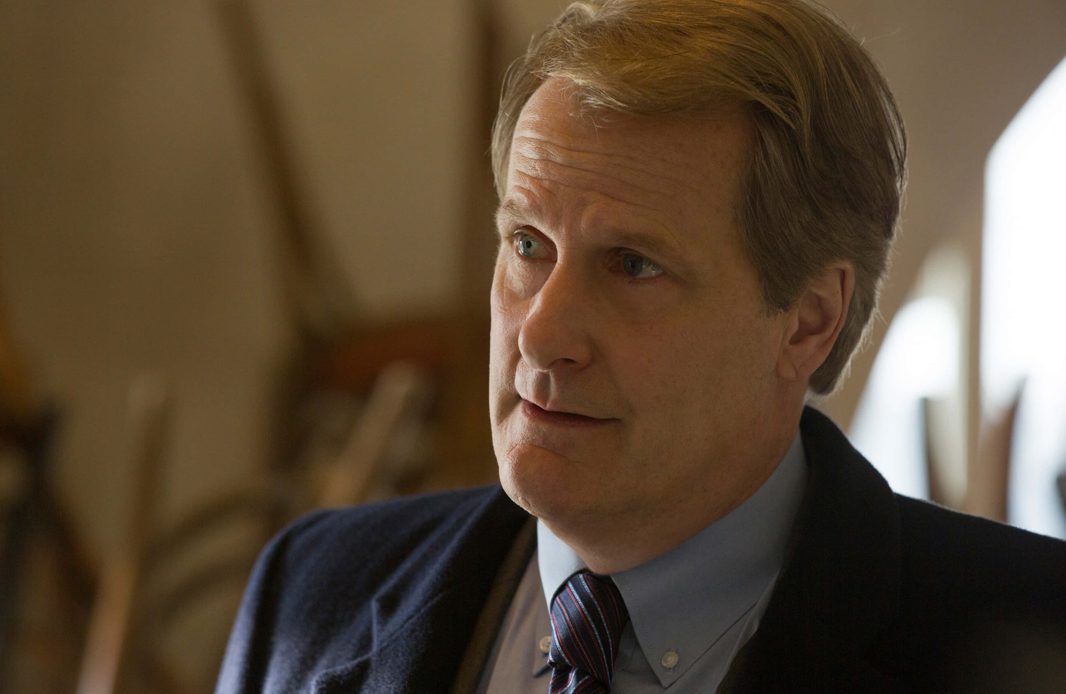 Jeff Daniels, suit and tie, seriously expression, 2K Desktop Wallpaper