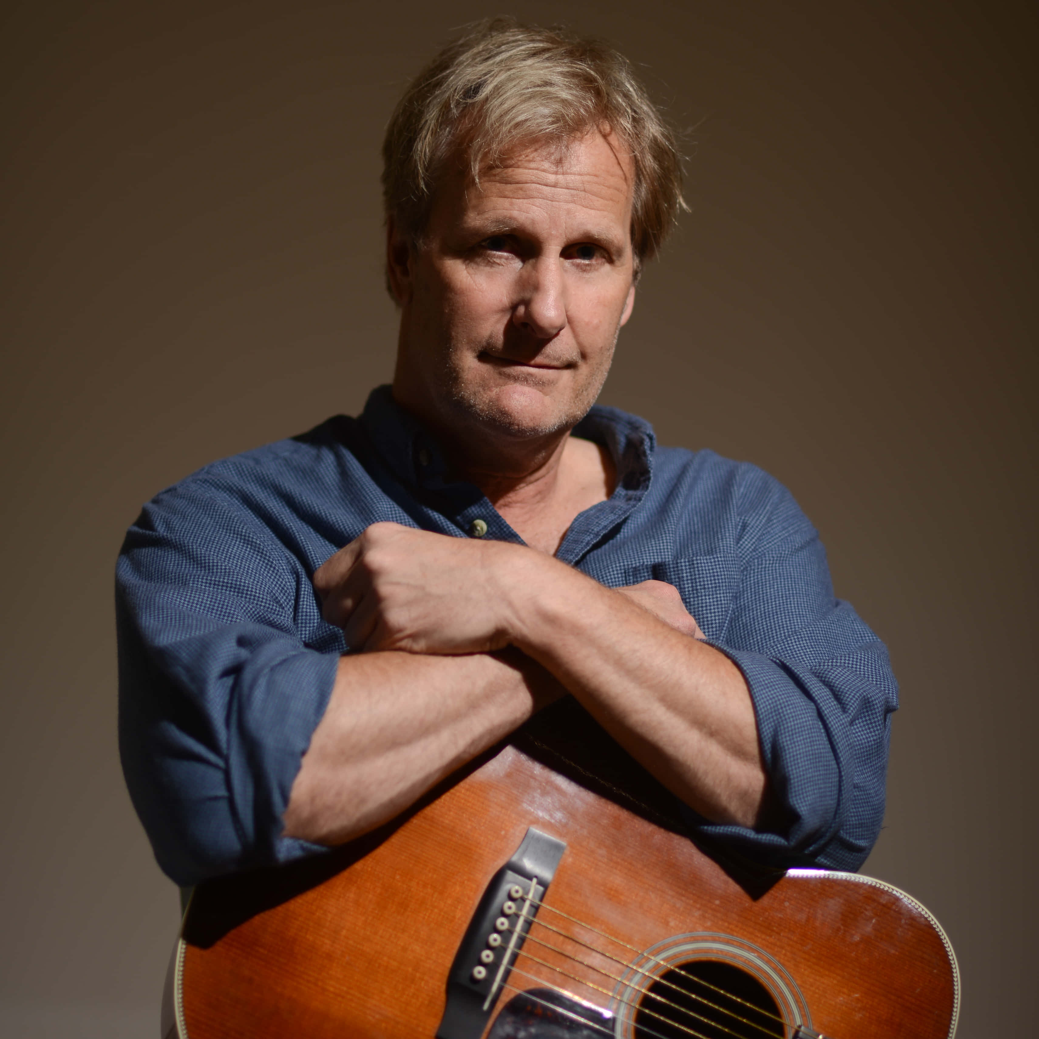 Jeff Daniels, acoustic guitar, warmly lit studio, 2K Desktop Wallpaper
