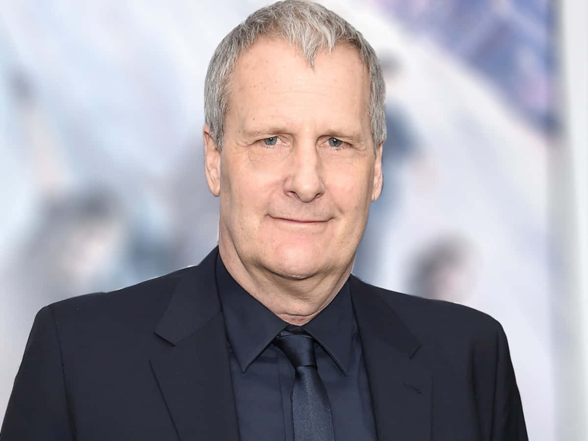 Jeff Daniels, gray hair, dark suit, SD Desktop Wallpaper