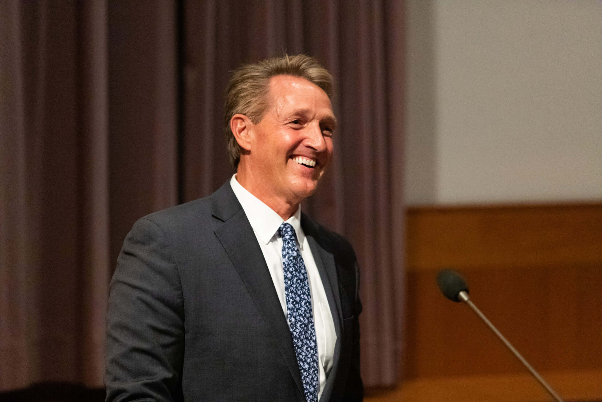 Jeff Flake, podium, microphone, 2K Desktop Wallpaper