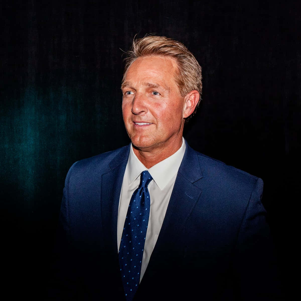 Jeff Flake, navy suit, polka dot tie, SD Desktop Wallpaper