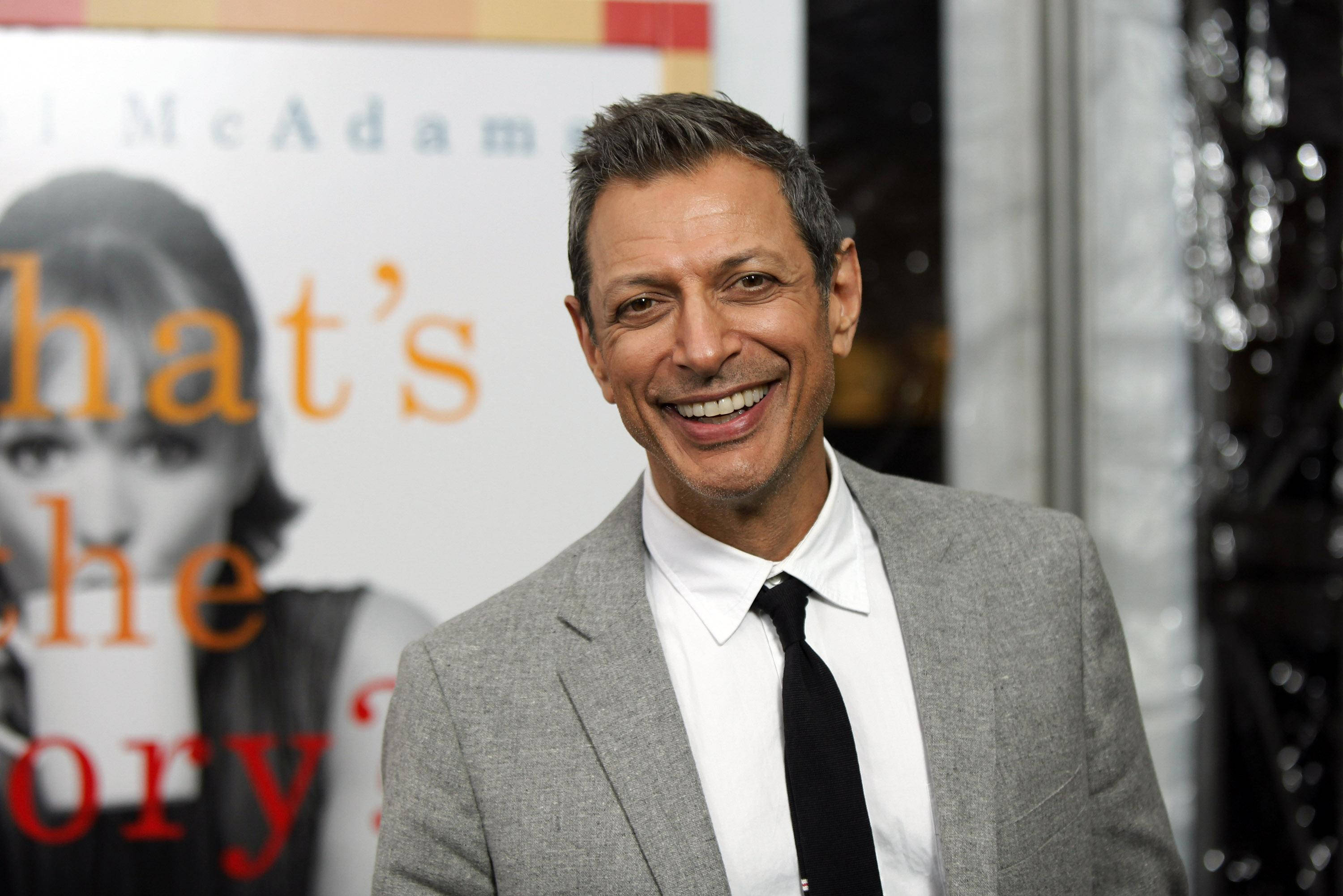 Jeff Goldblum, gray suit, black tie, 2K Desktop Wallpaper