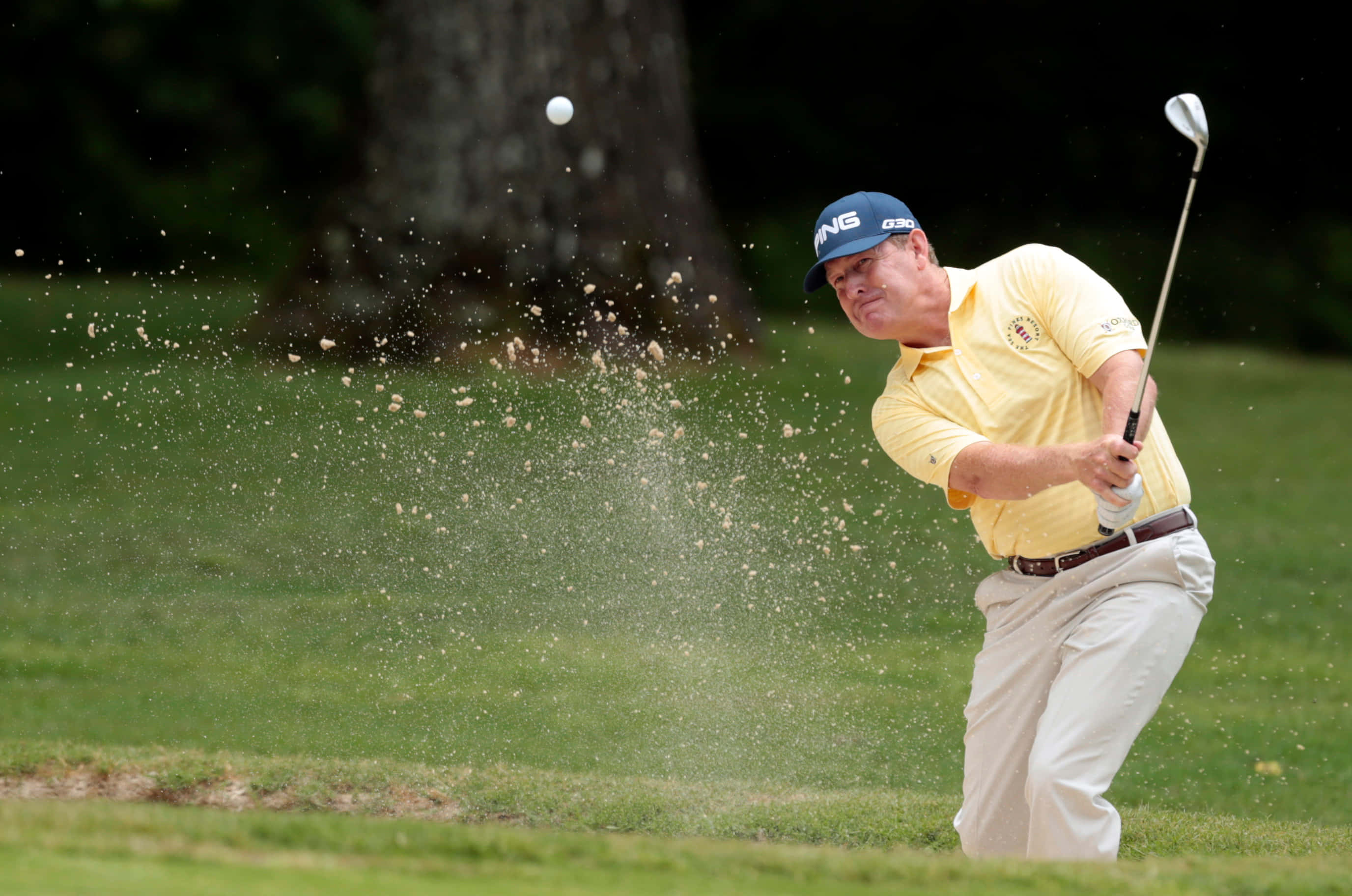 Jeff Maggert, yellow shirt, swinging, 2K Desktop Wallpaper