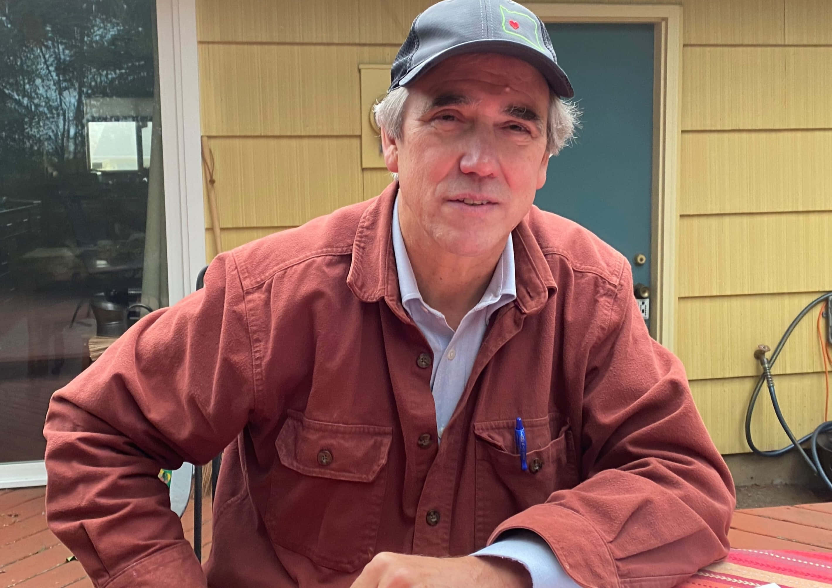 Jeff Merkley, rust-colored jacket, cap, 2K Desktop Wallpaper