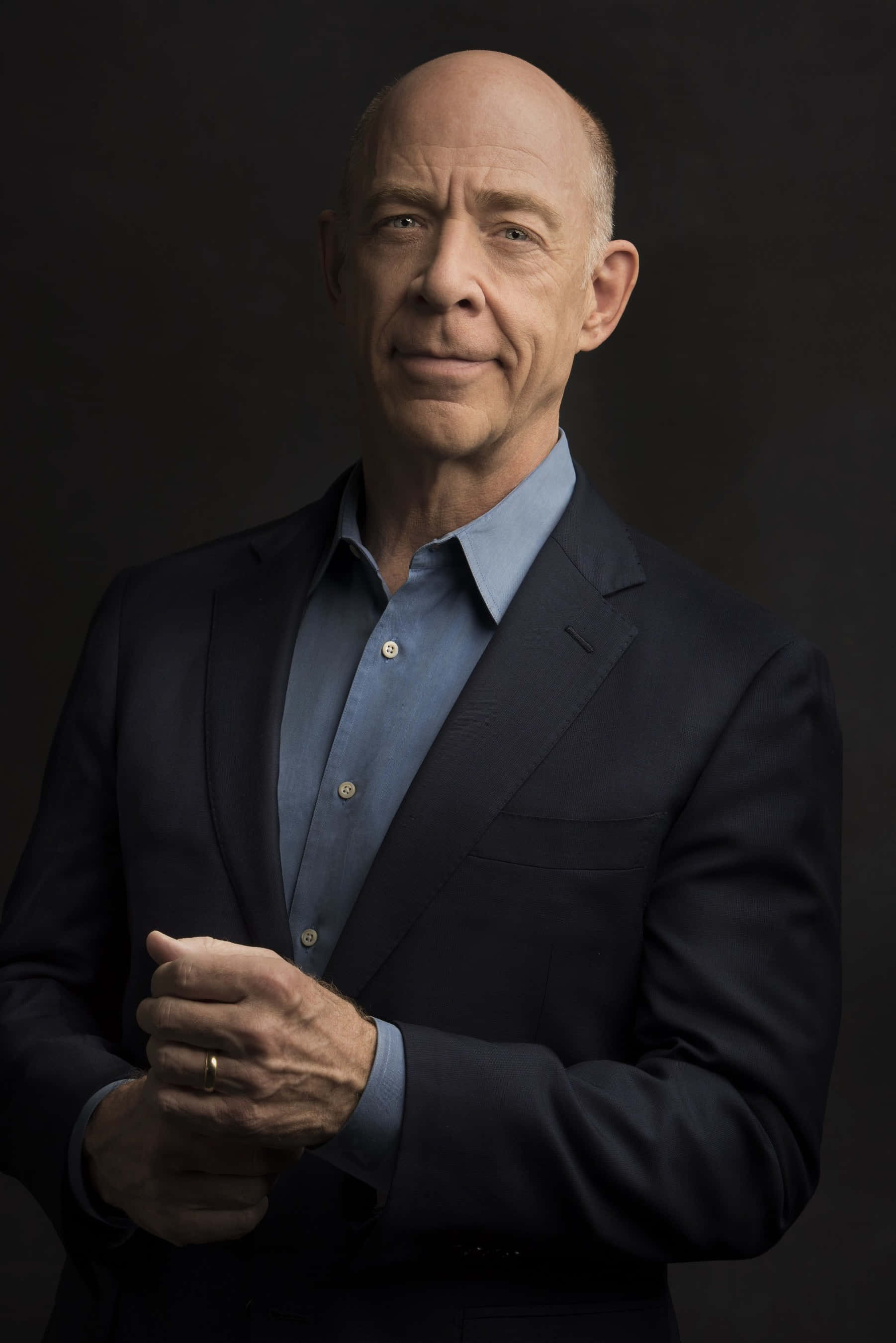 J.K. Simmons, dark suit, blue shirt, 2K Phone Wallpaper