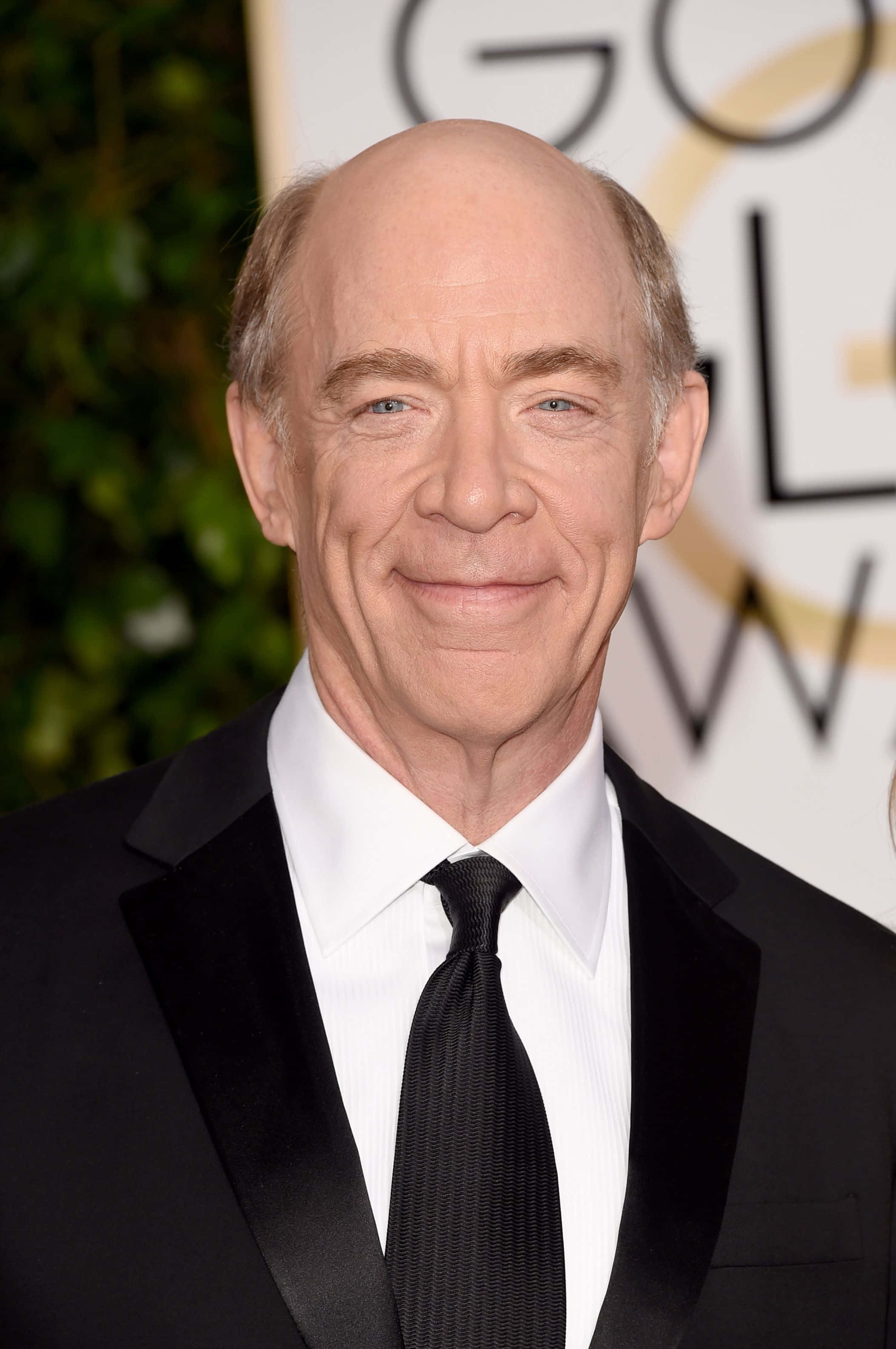 J.K. Simmons, black tuxedo, green hedge backdrop, 2K Phone Wallpaper