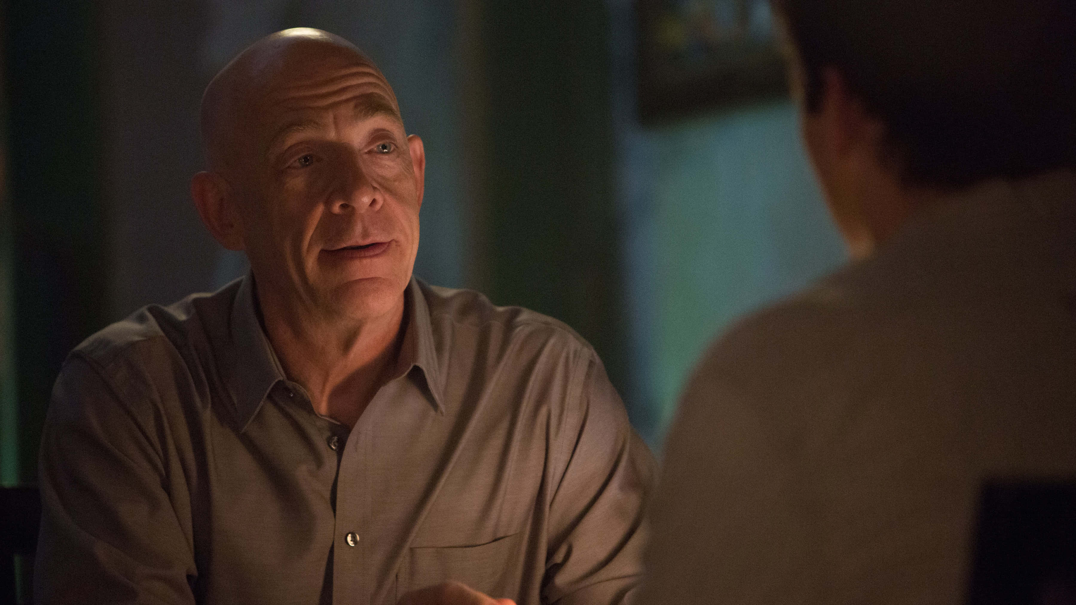 J.K. Simmons, button-down shirt, dimly lit room, 2K Desktop Wallpaper