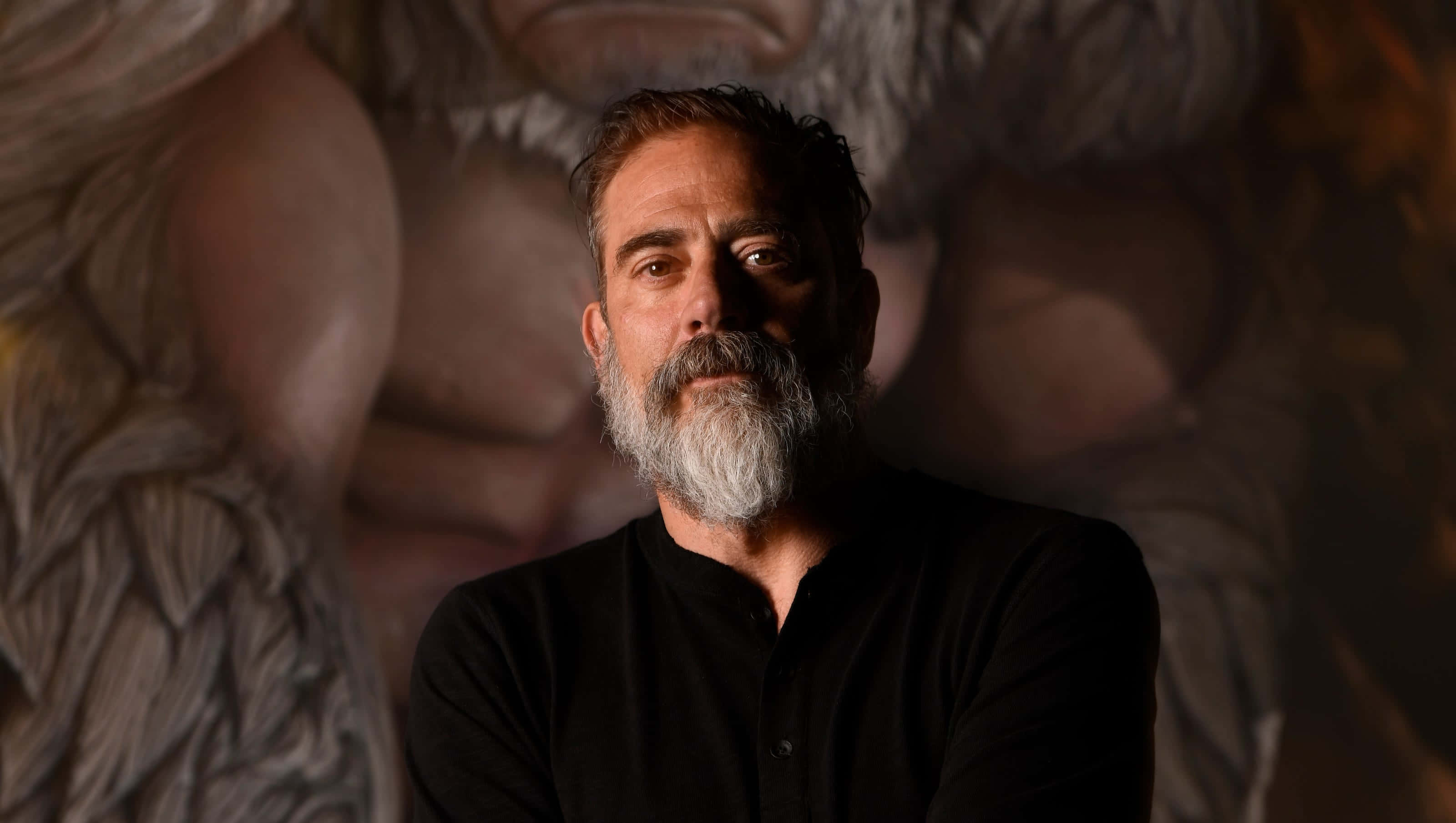 Jeffrey Dean Morgan, gray beard, dimly lit room, 2K Desktop Wallpaper