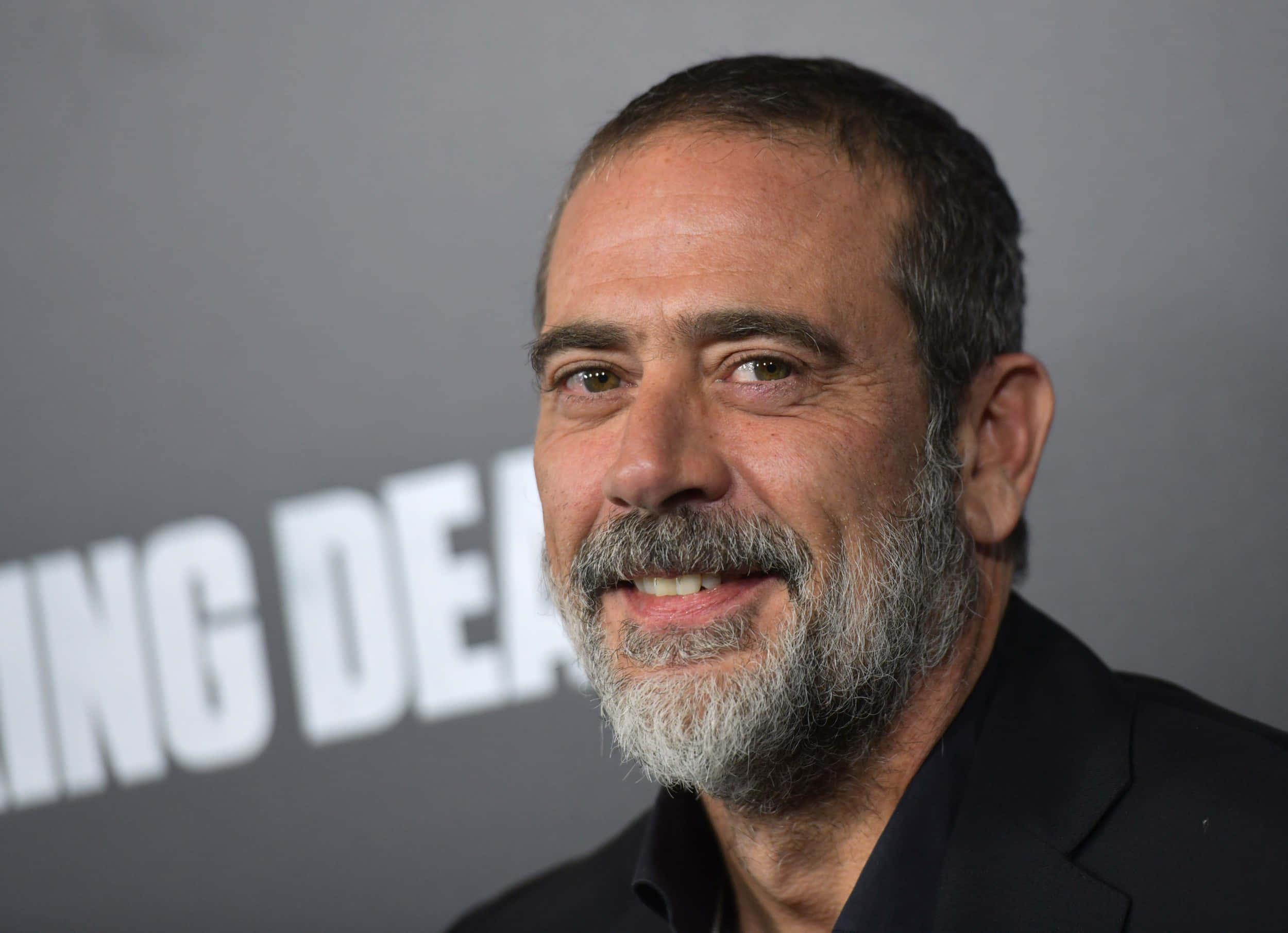 Jeffrey Dean Morgan, gray backdrop, white text, Full HD Desktop Wallpaper