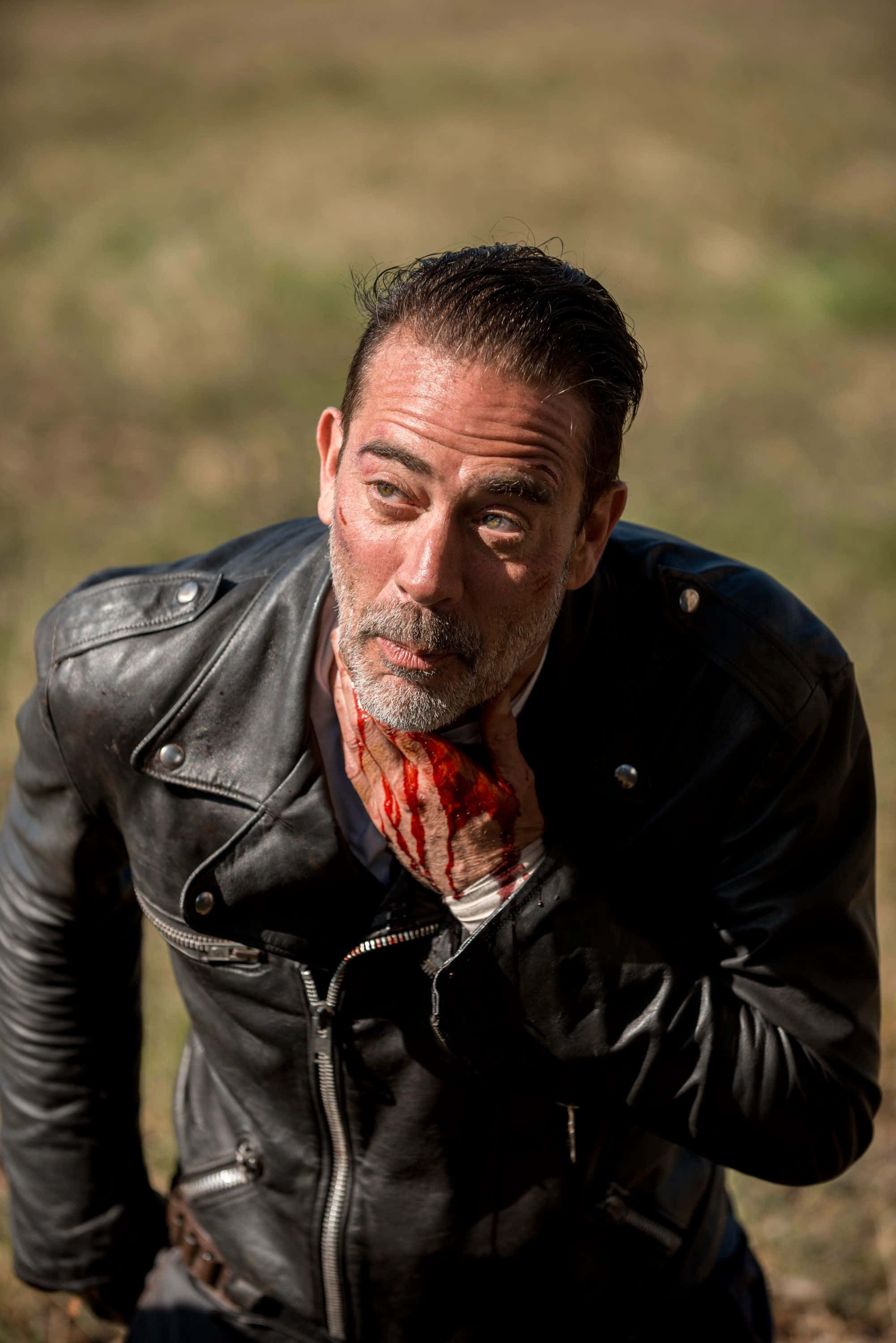 Jeffrey Dean Morgan, black leather jacket, blood on neck, 2K Phone Wallpaper