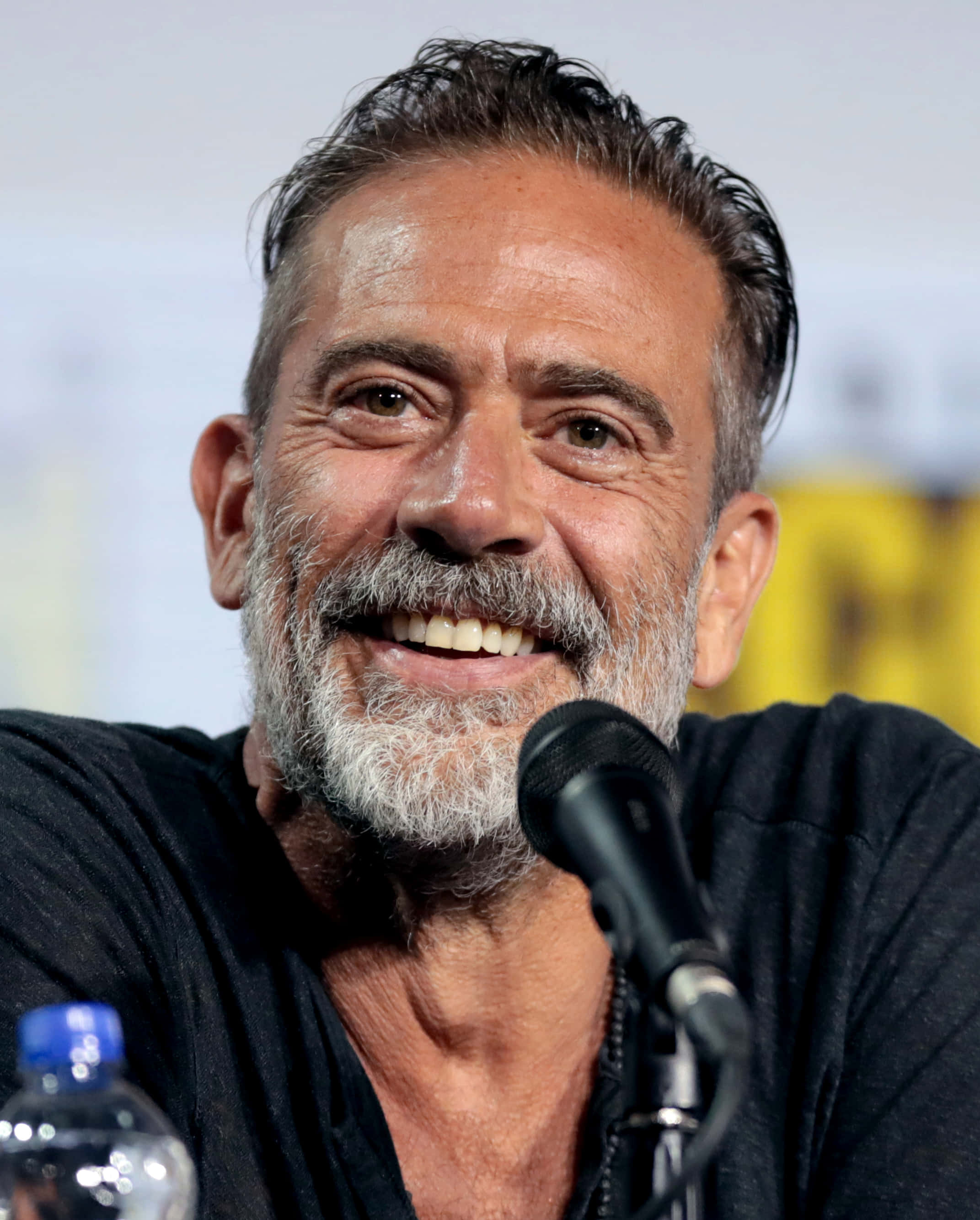 Jeffrey Dean Morgan, gray beard, microphone, 2K Phone Wallpaper