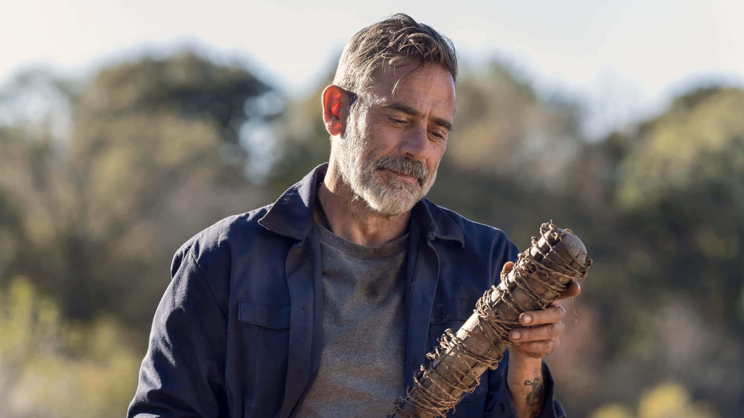 Jeffrey Dean Morgan, gray beard, makeshift weapon, 2K Desktop Wallpaper