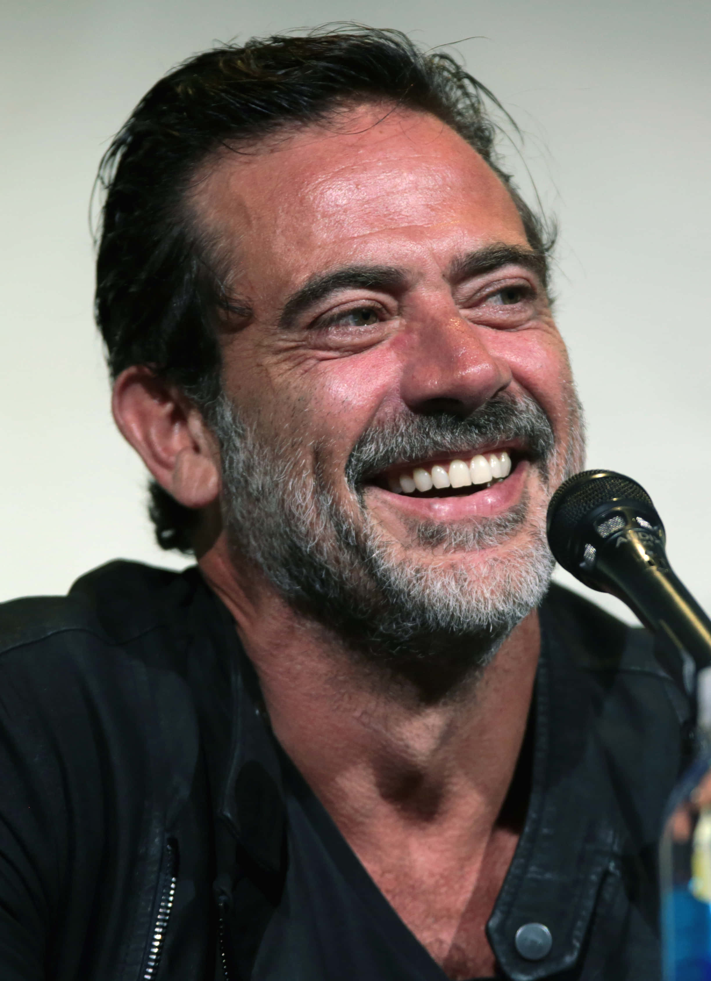 Jeffrey Dean Morgan, graying beard, microphone, 2K Phone Wallpaper