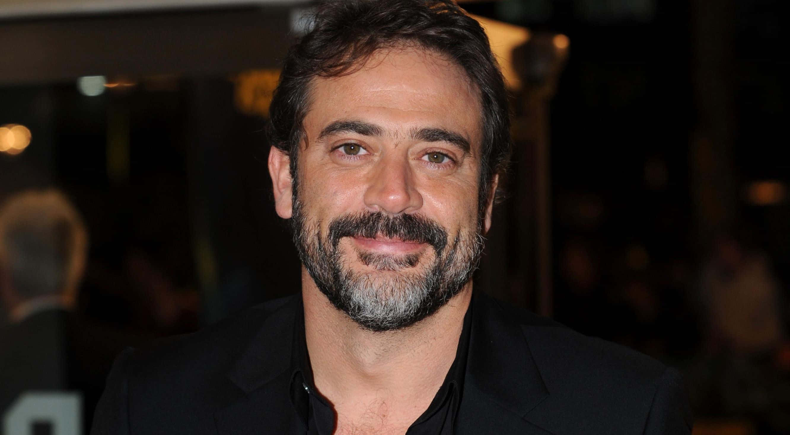 Jeffrey Dean Morgan, black suit, dark beard, 2K Desktop Wallpaper