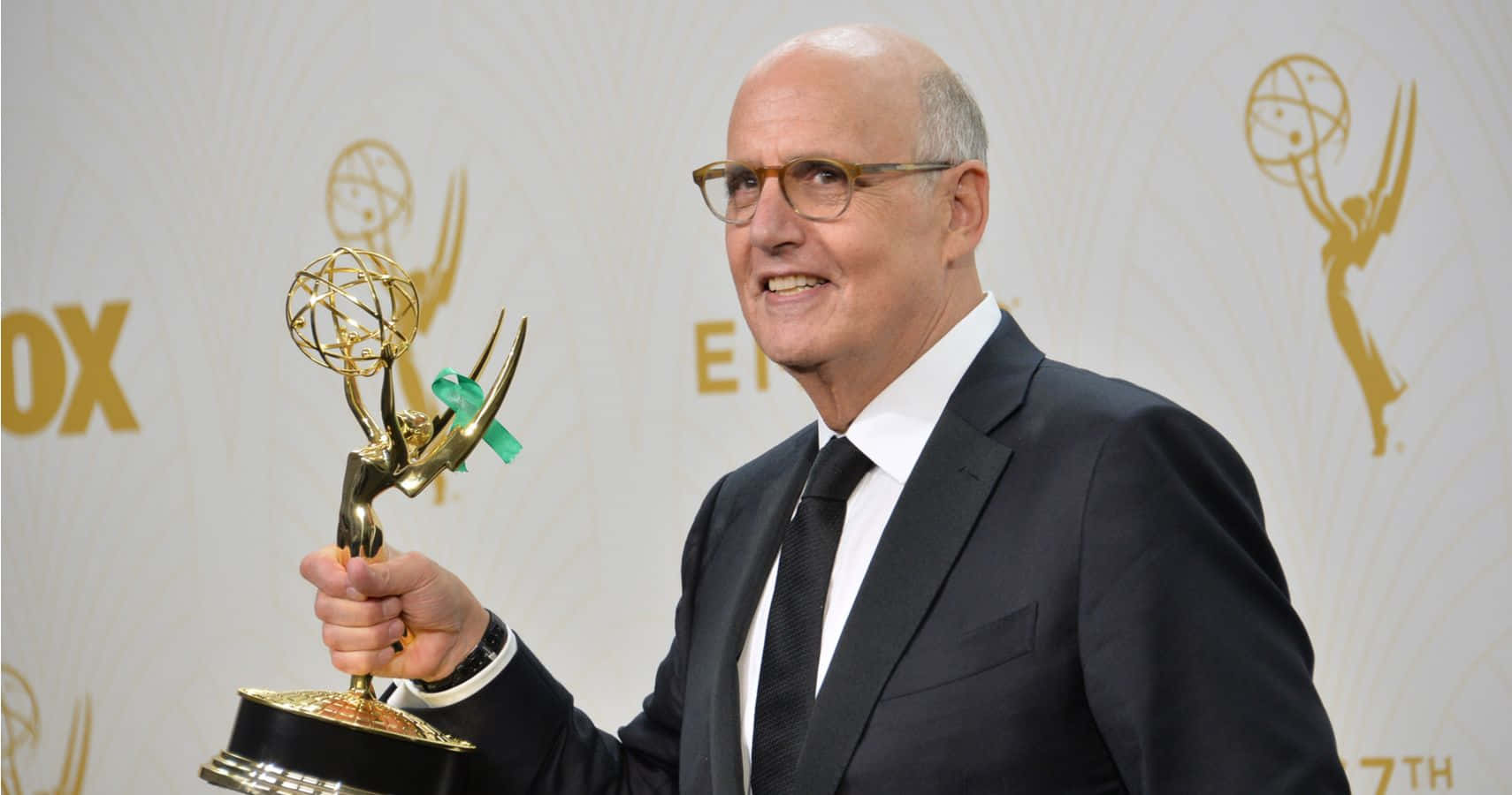 Jeffrey Tambor, black suit, golden Emmy award, HD Desktop Wallpaper