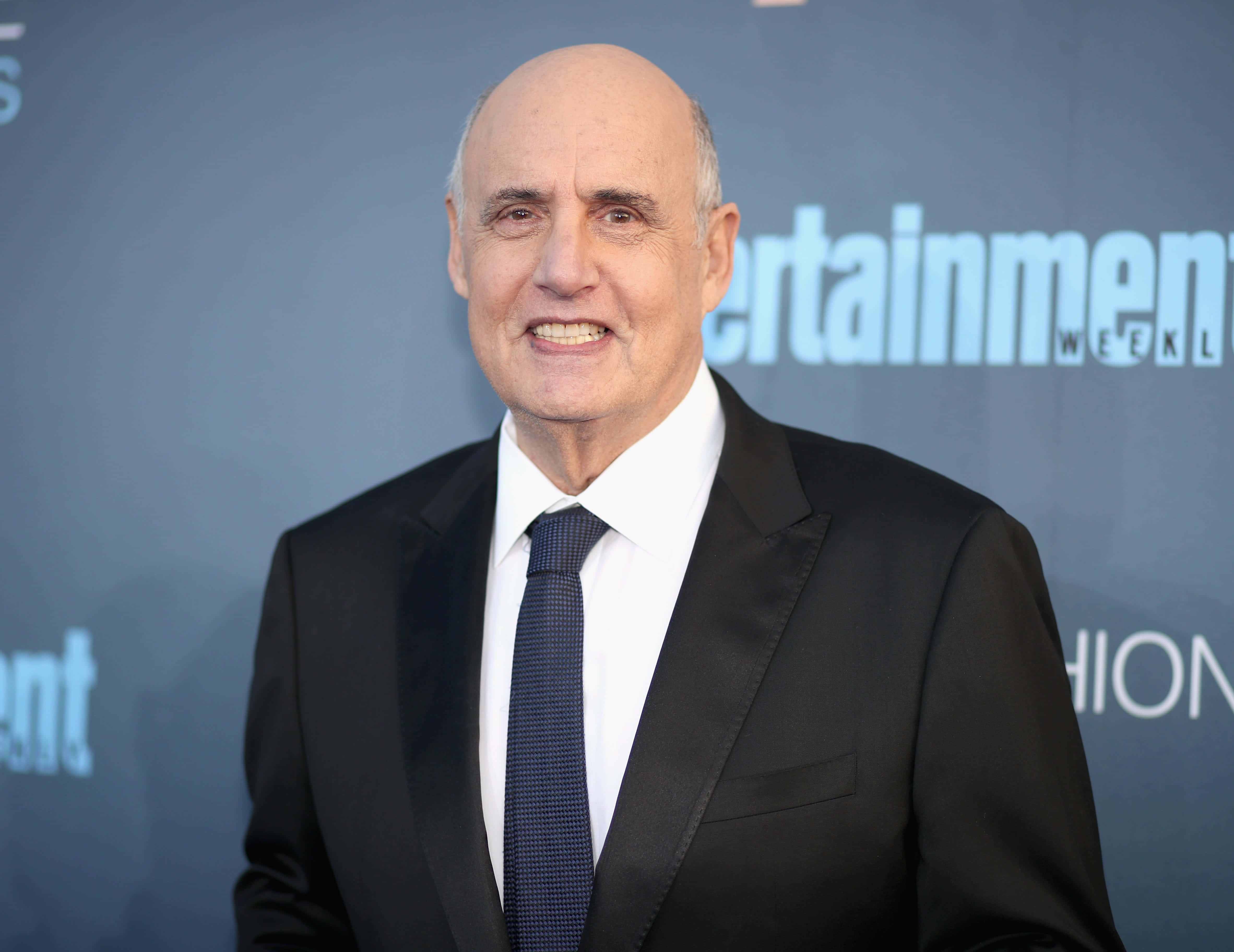Jeffrey Tambor, black suit, blue tie, 4K Desktop Wallpaper