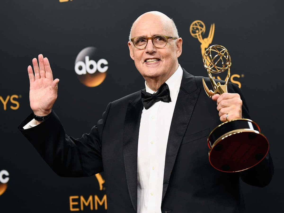 Jeffrey Tambor, tuxedo, golden Emmy award, SD Desktop Wallpaper