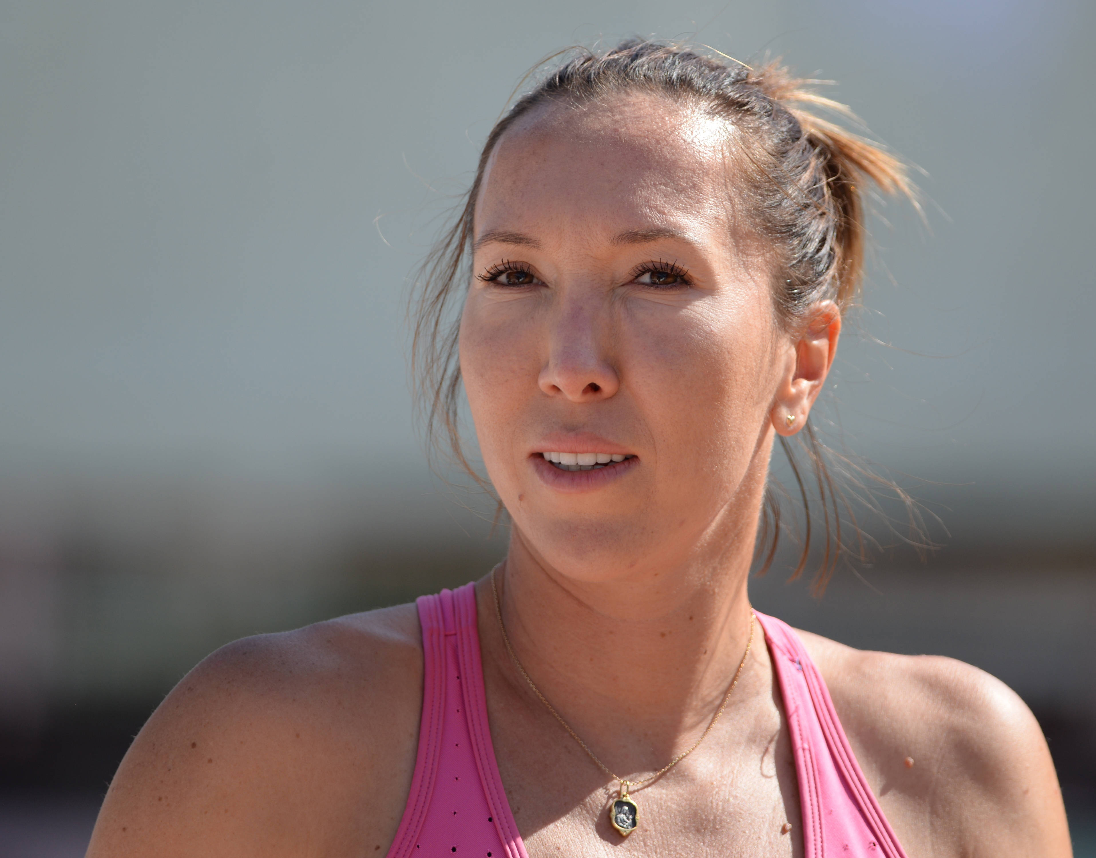 Jelena Jankovic, pink sports top, bright daylight, 2K Desktop Wallpaper