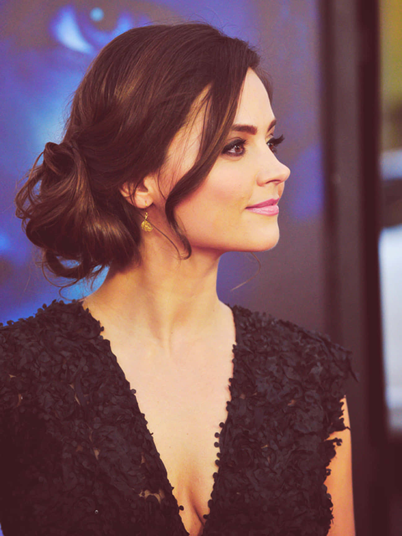 Jenna Coleman, black textured dress, gold earrings, HD Phone Wallpaper
