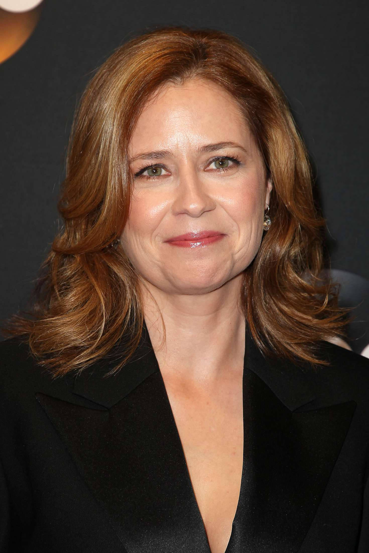 Jenna Fischer, black blazer, dark background, Full HD Phone Wallpaper