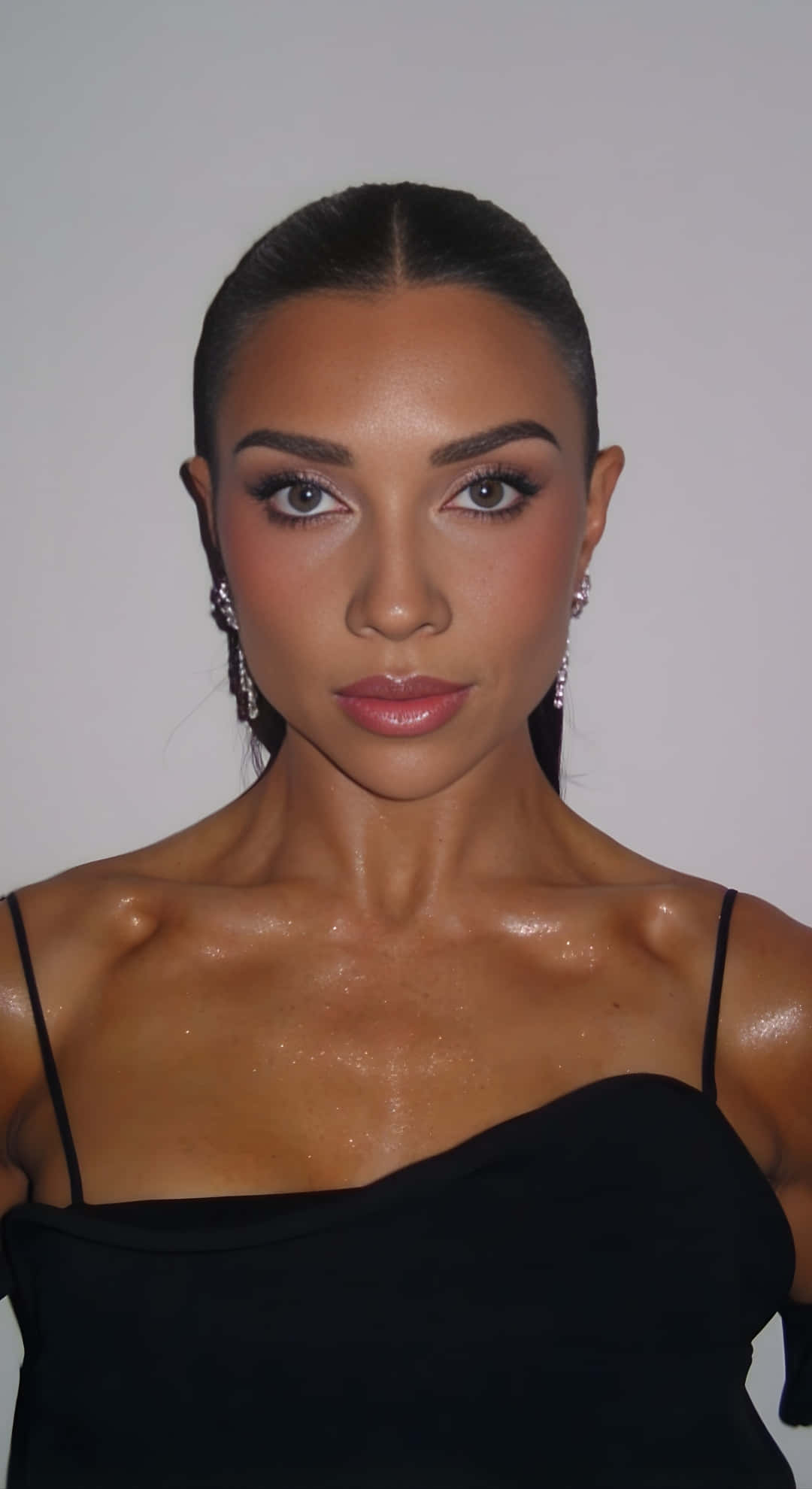 Jenna Johnson, sleek pulled-back hair, shimmering skin, Full HD Phone Wallpaper