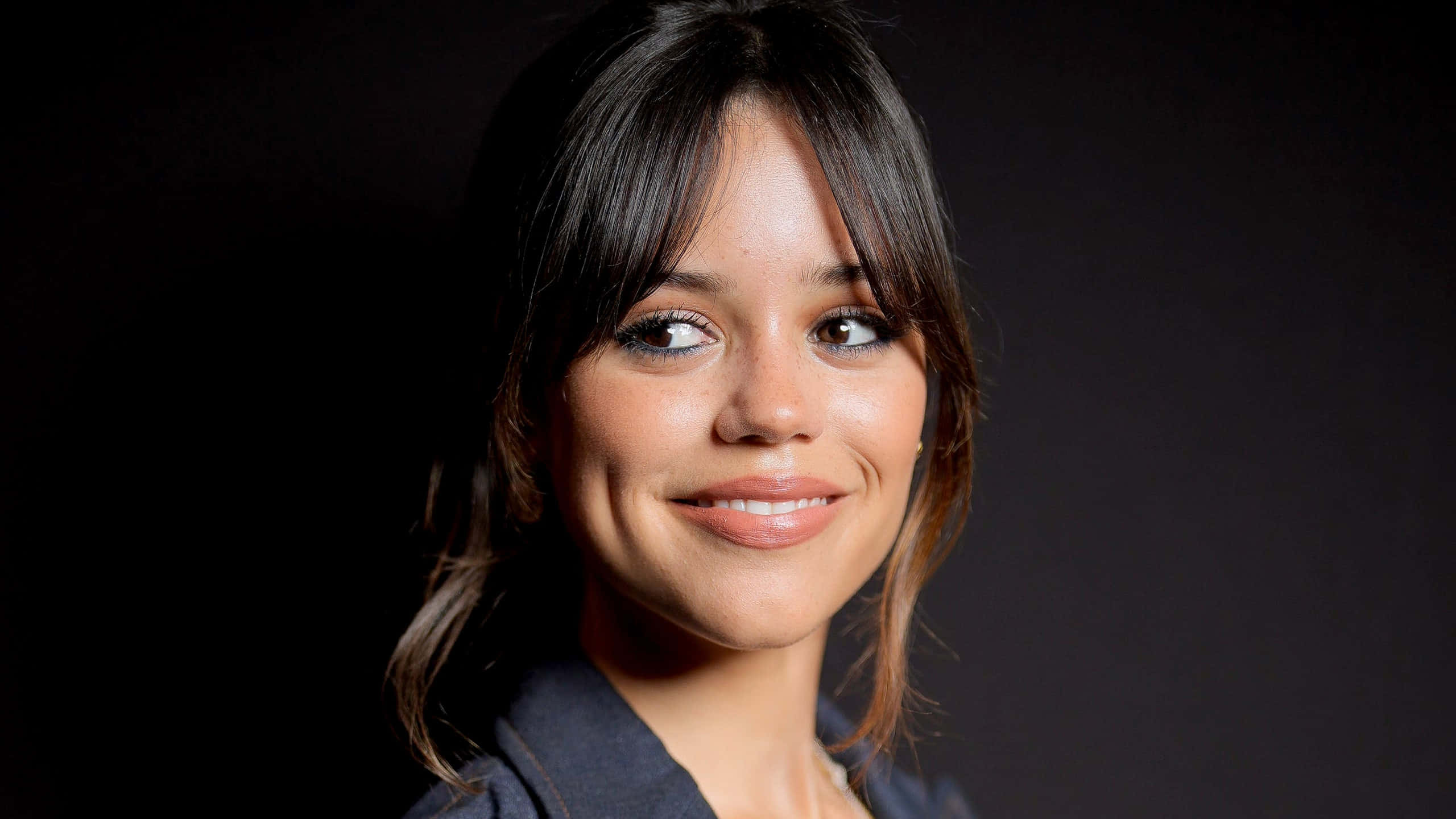 Jenna Ortega, smiling portrait, dark hair, 2K Desktop Wallpaper