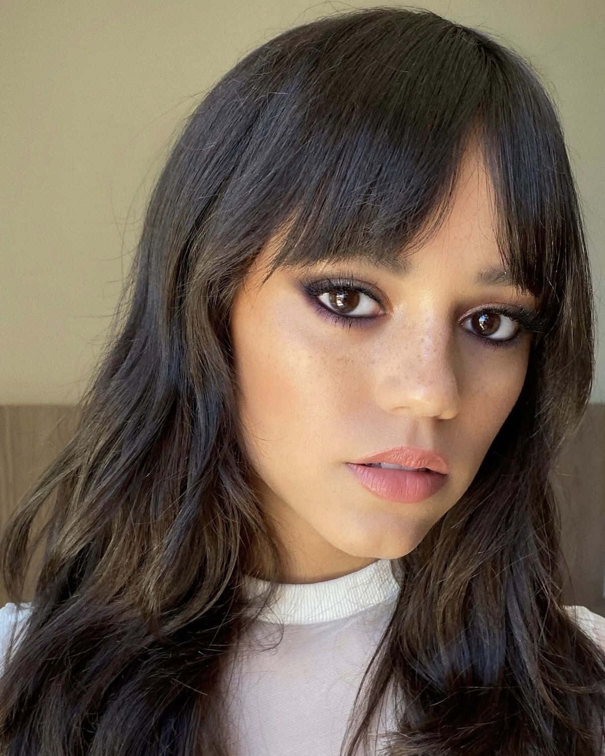 Jenna Ortega, dark wavy hair, bangs, HD Phone Wallpaper