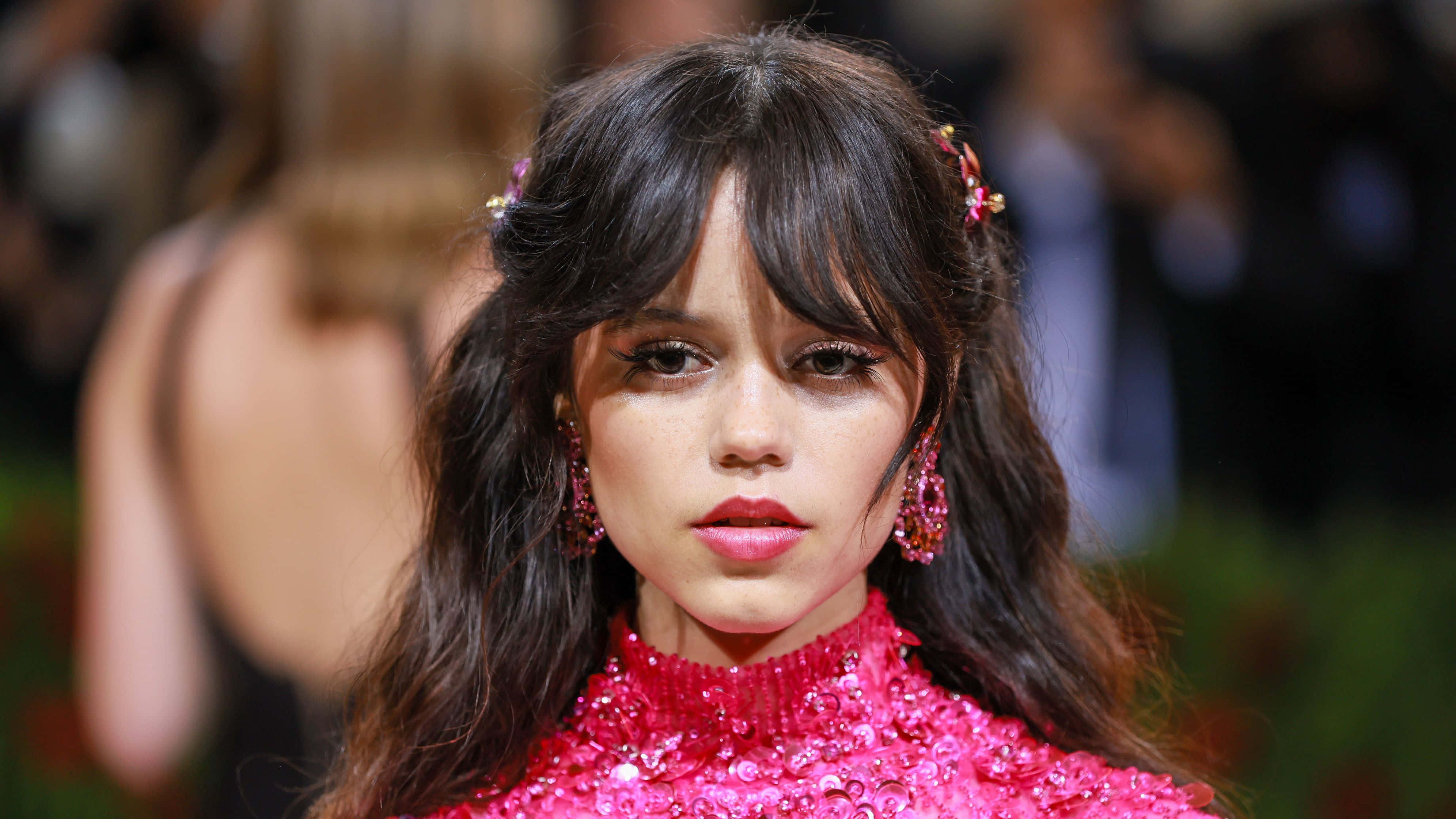 Jenna Ortega, red sequin dress, glamorous event, 4K Desktop Wallpaper