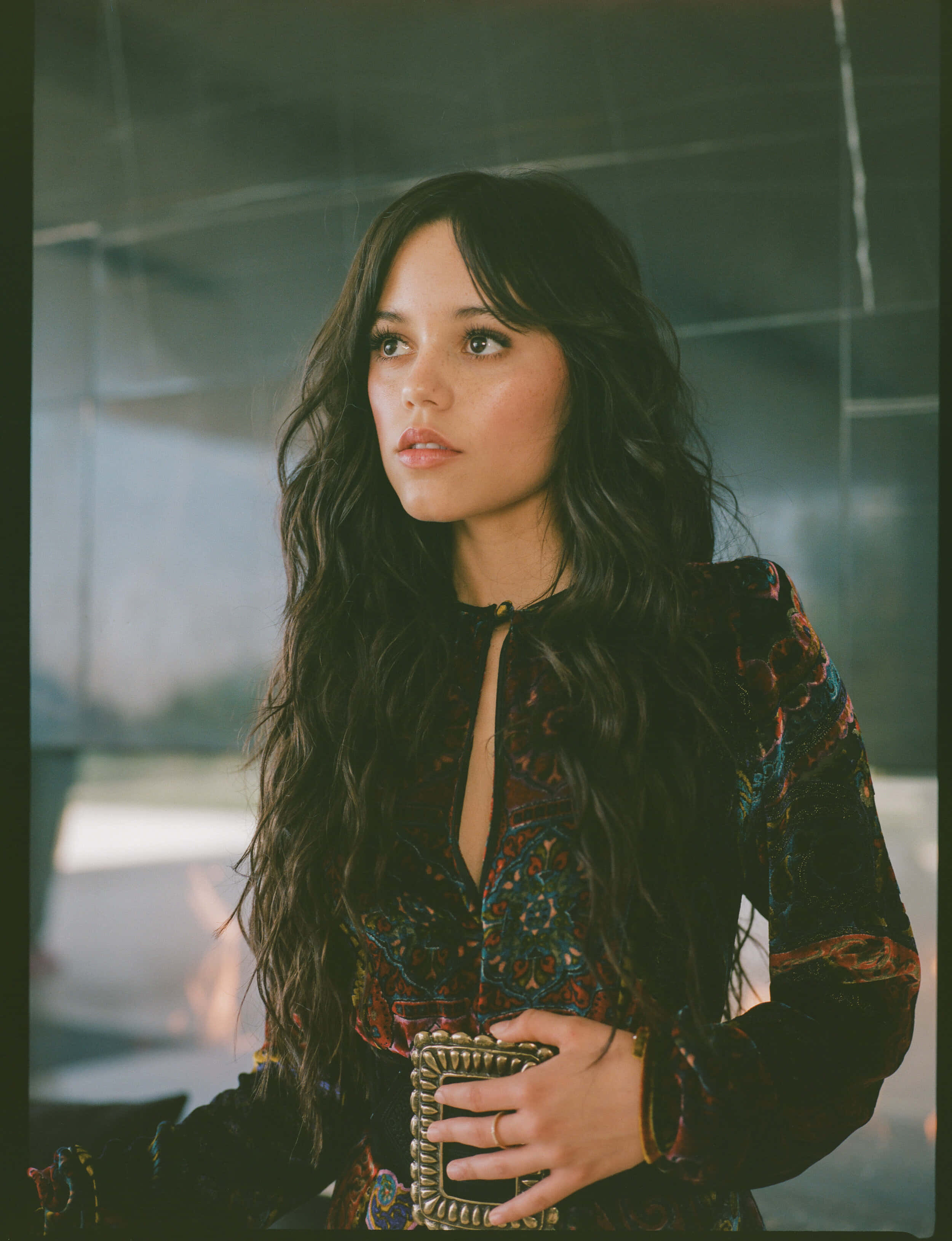 Jenna Ortega, long dark wavy hair, decorative clutch, 2K Phone Wallpaper