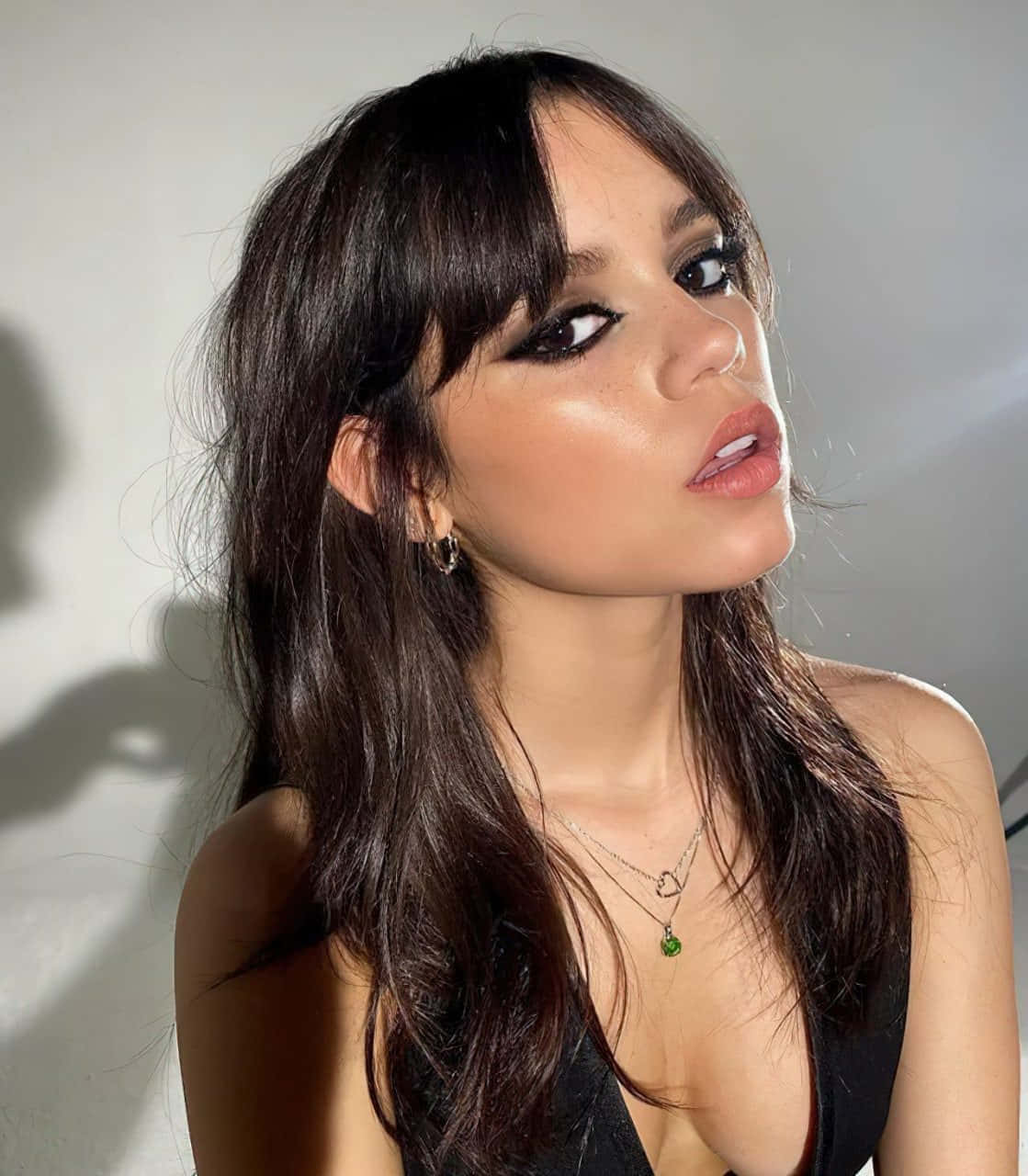 Jenna Ortega, glamorous makeup look, dark hair, HD Phone Wallpaper