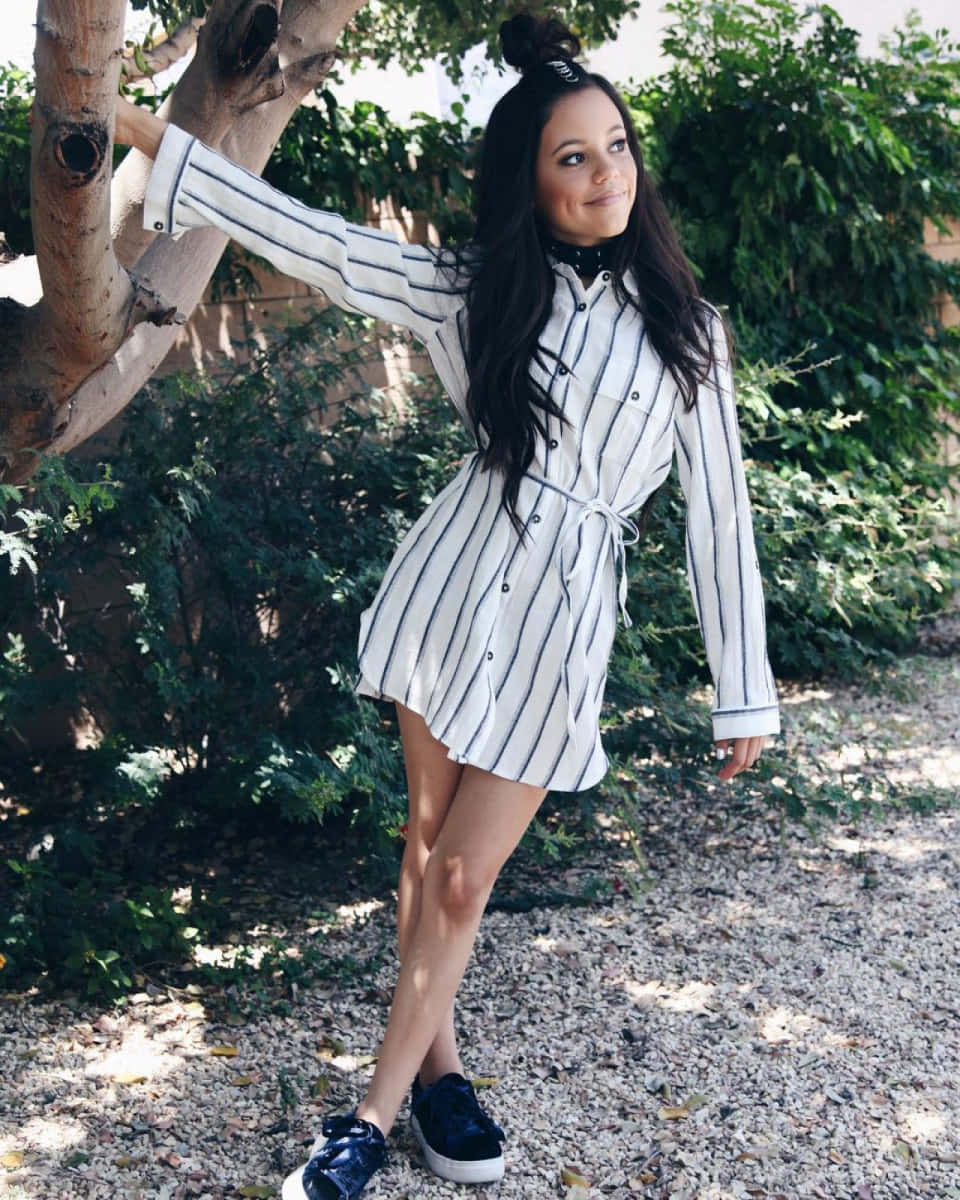 Jenna Ortega, white striped shirt dress, black sneakers, SD Phone Wallpaper