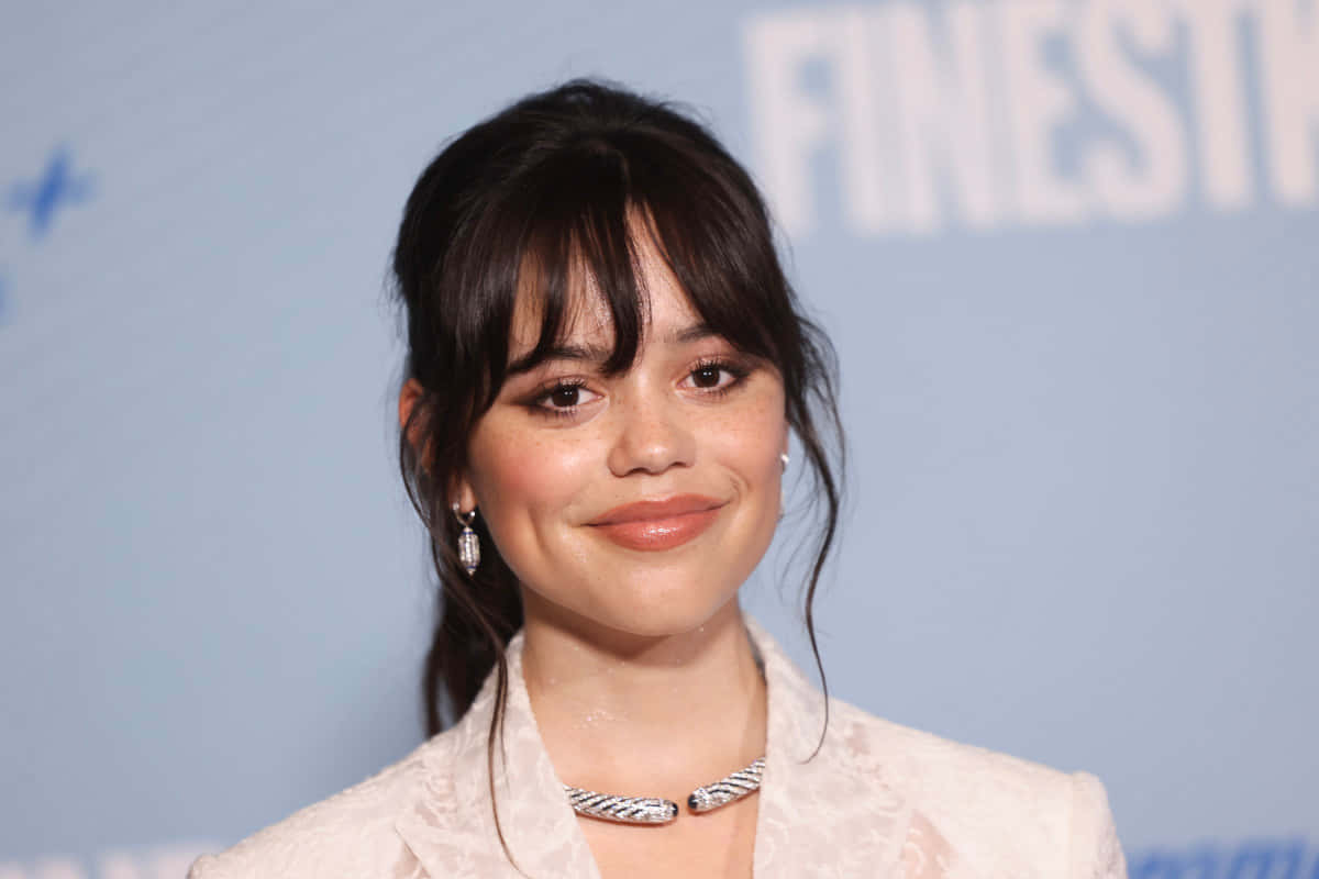 Jenna Ortega, white lace outfit, silver jewelry, SD Desktop Wallpaper